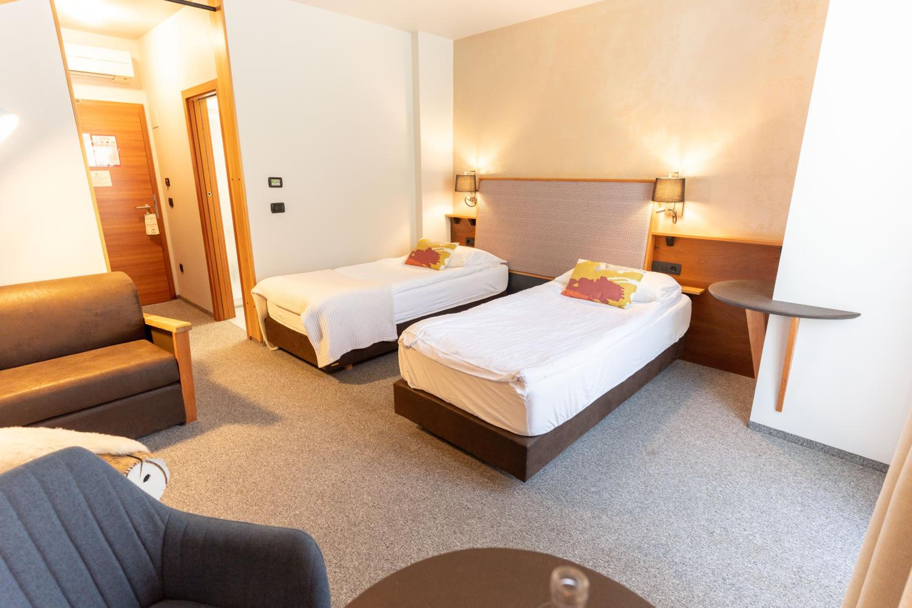 Double or Twin Room - Photo 6