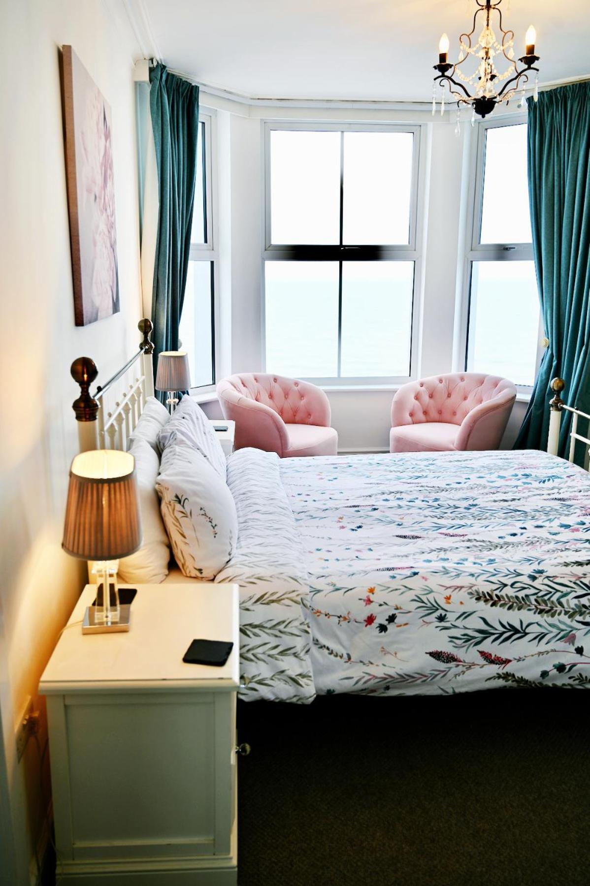 Eight-Bedroom House photo 1