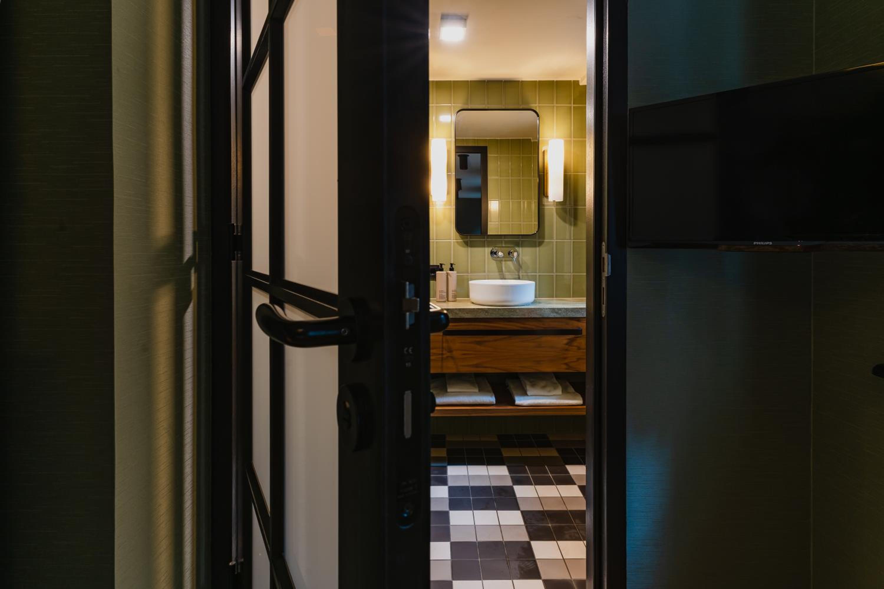 Small Double Room thumbnail 6