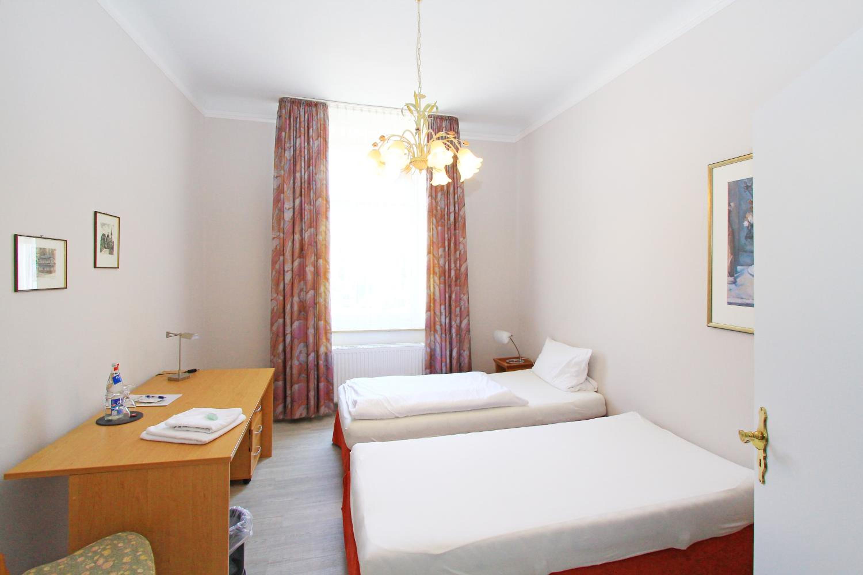 Suite - Photo 18