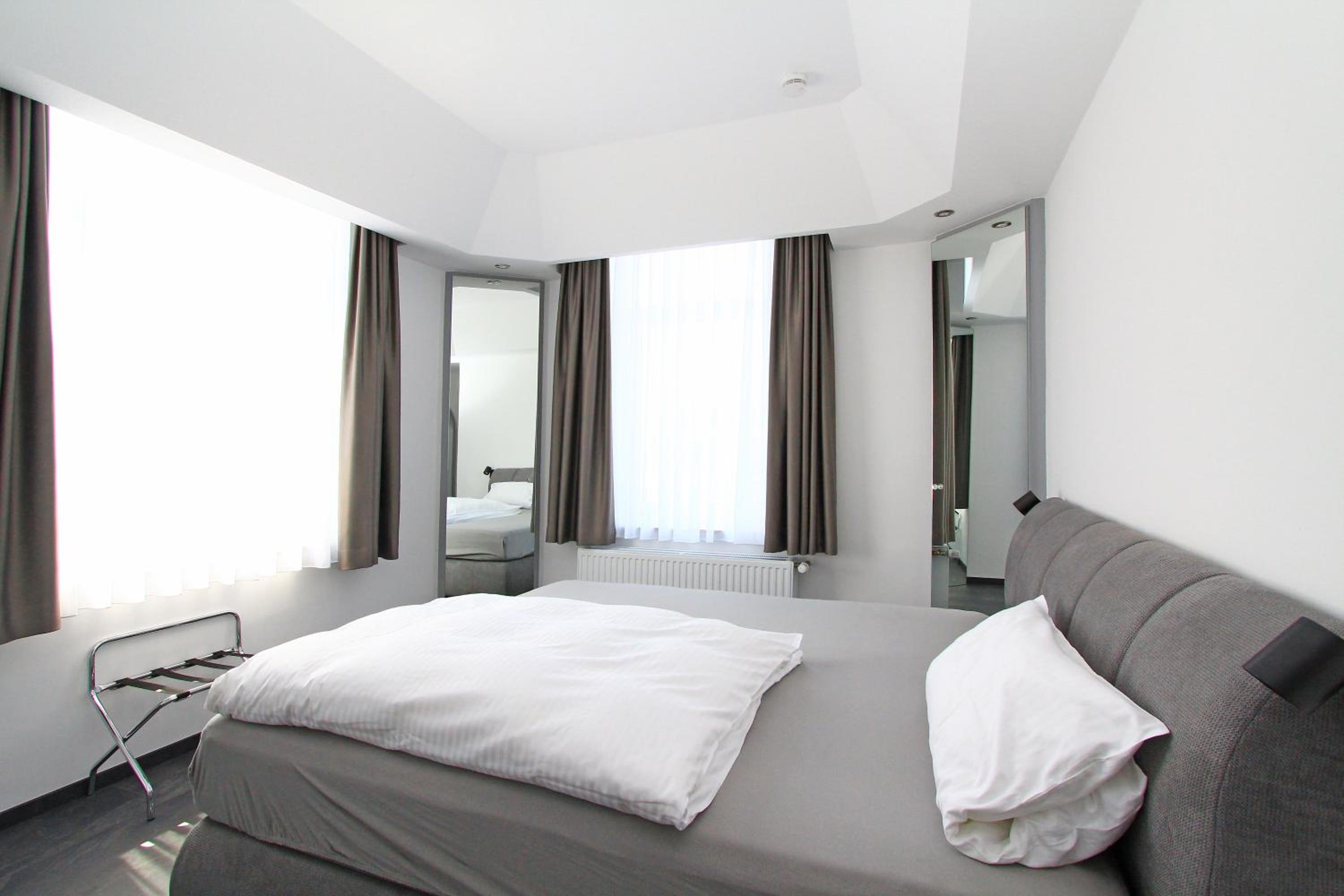 Suite - Photo 1