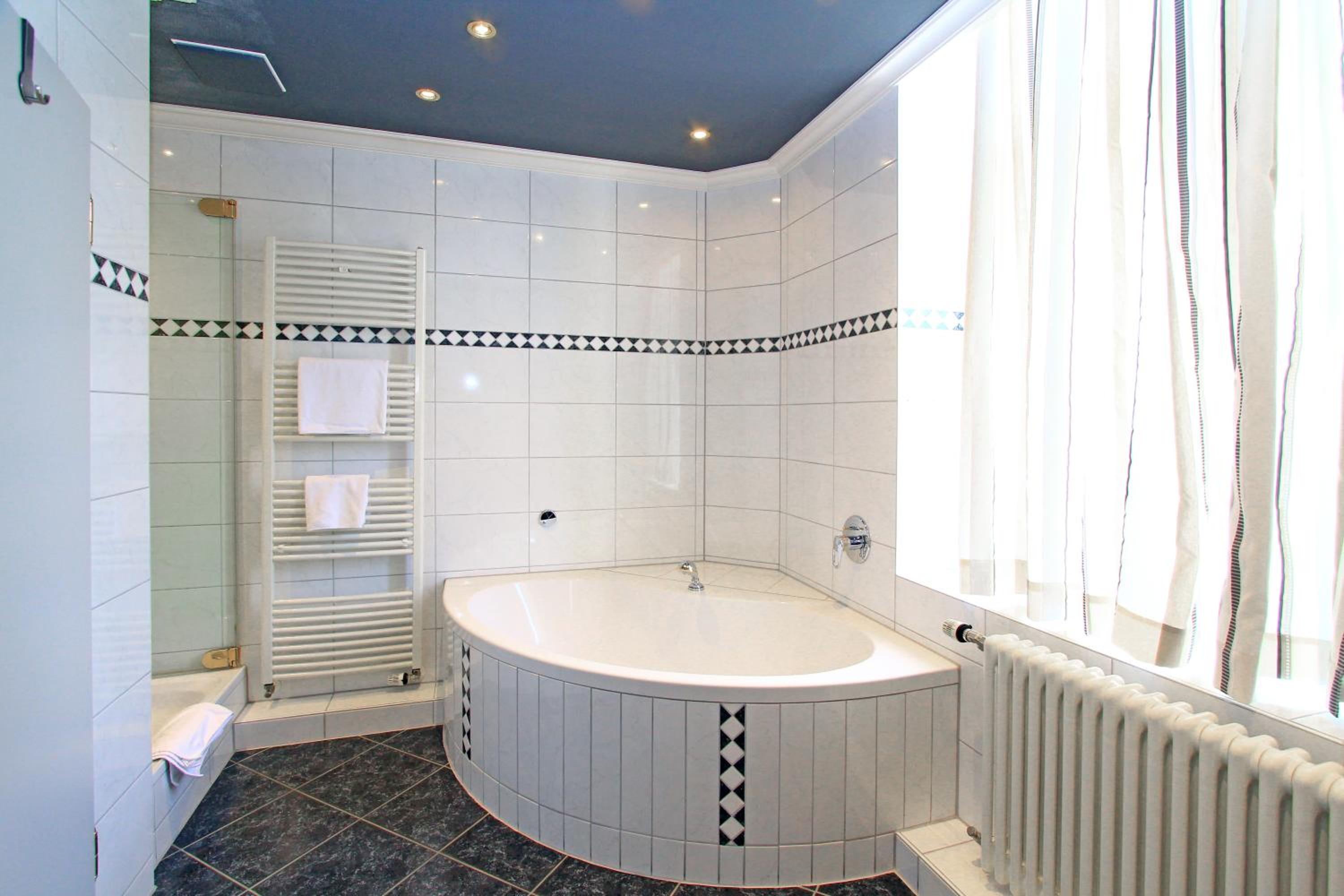 Suite - Photo 14