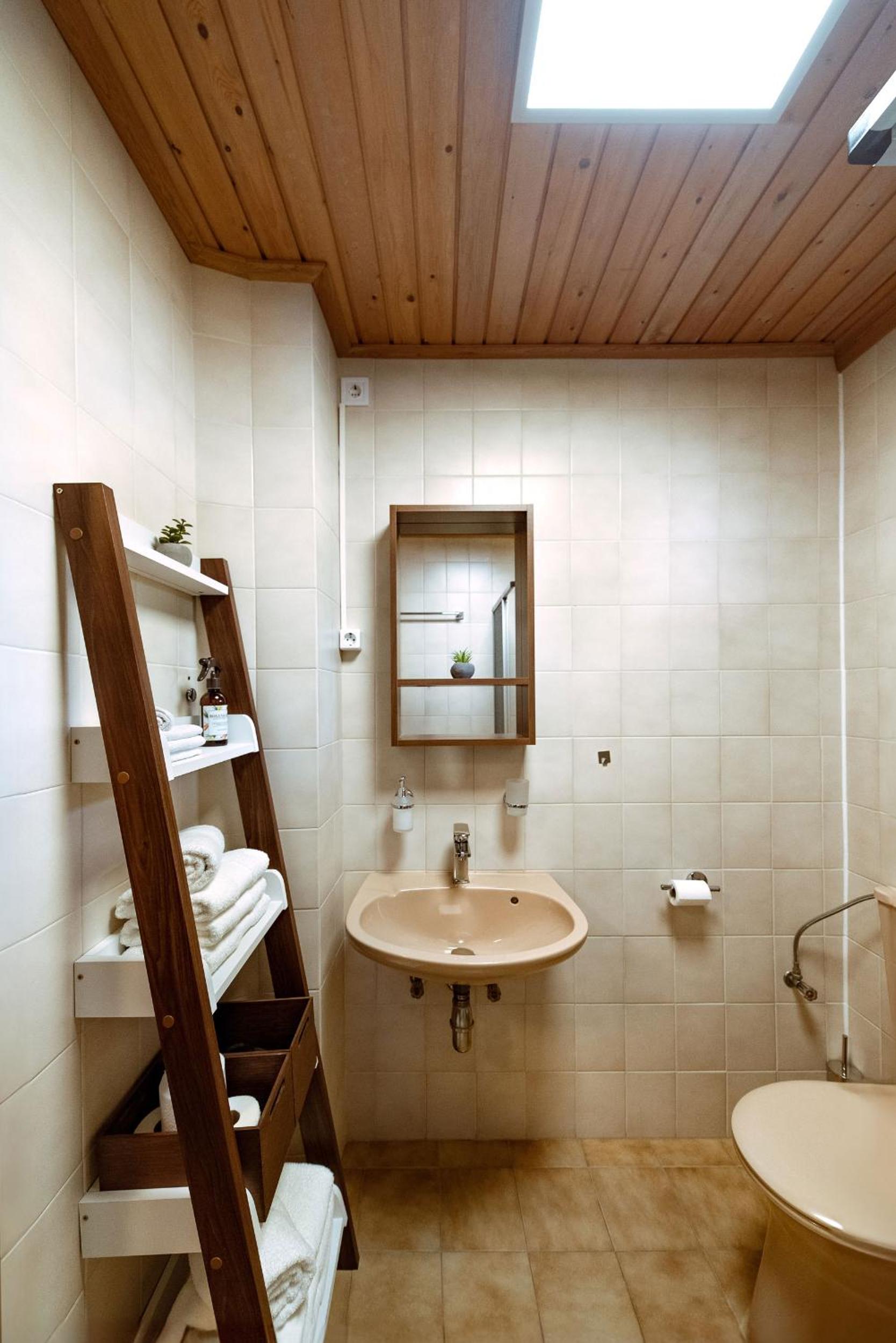 One-Bedroom House - Photo 11
