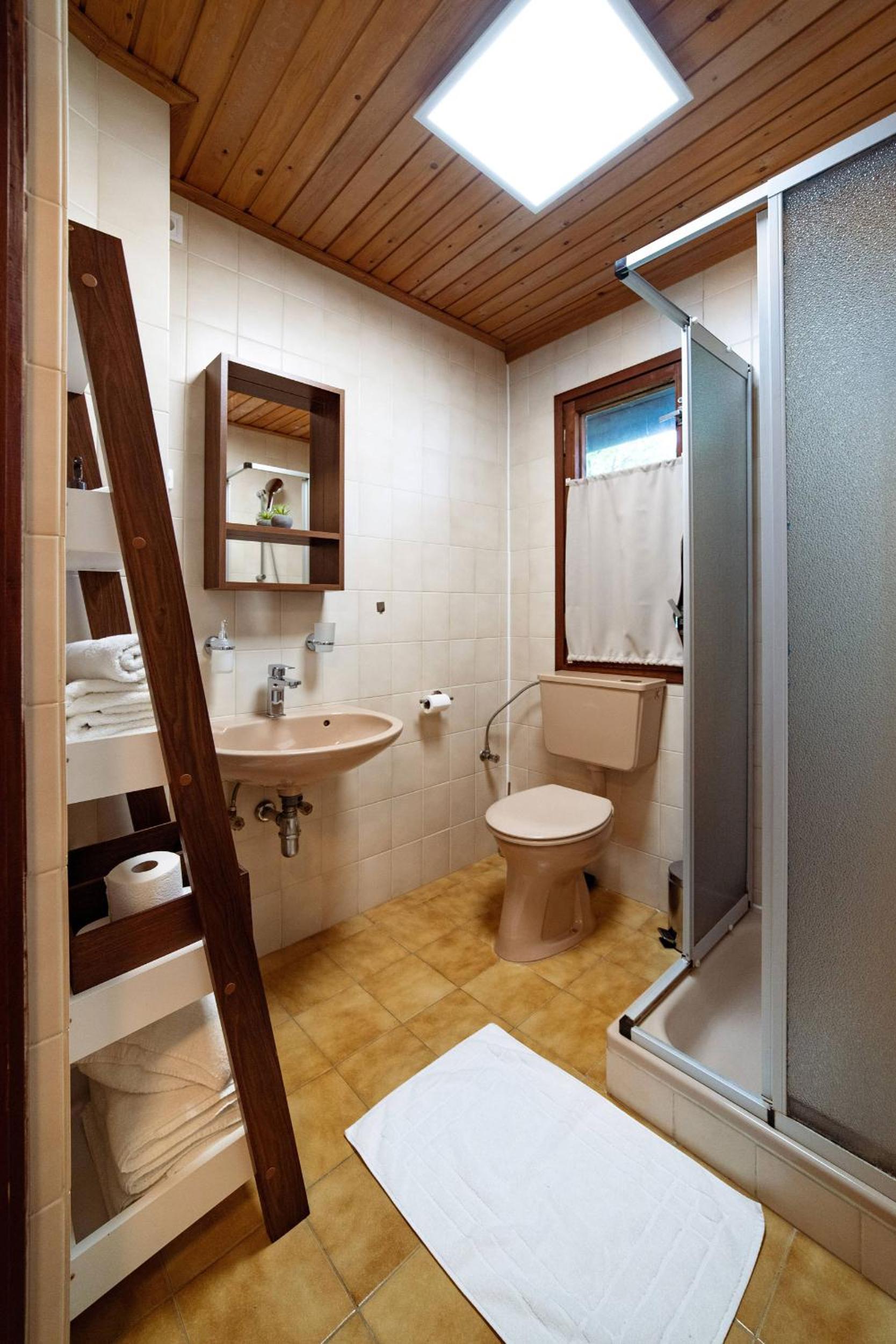 One-Bedroom House - Photo 13