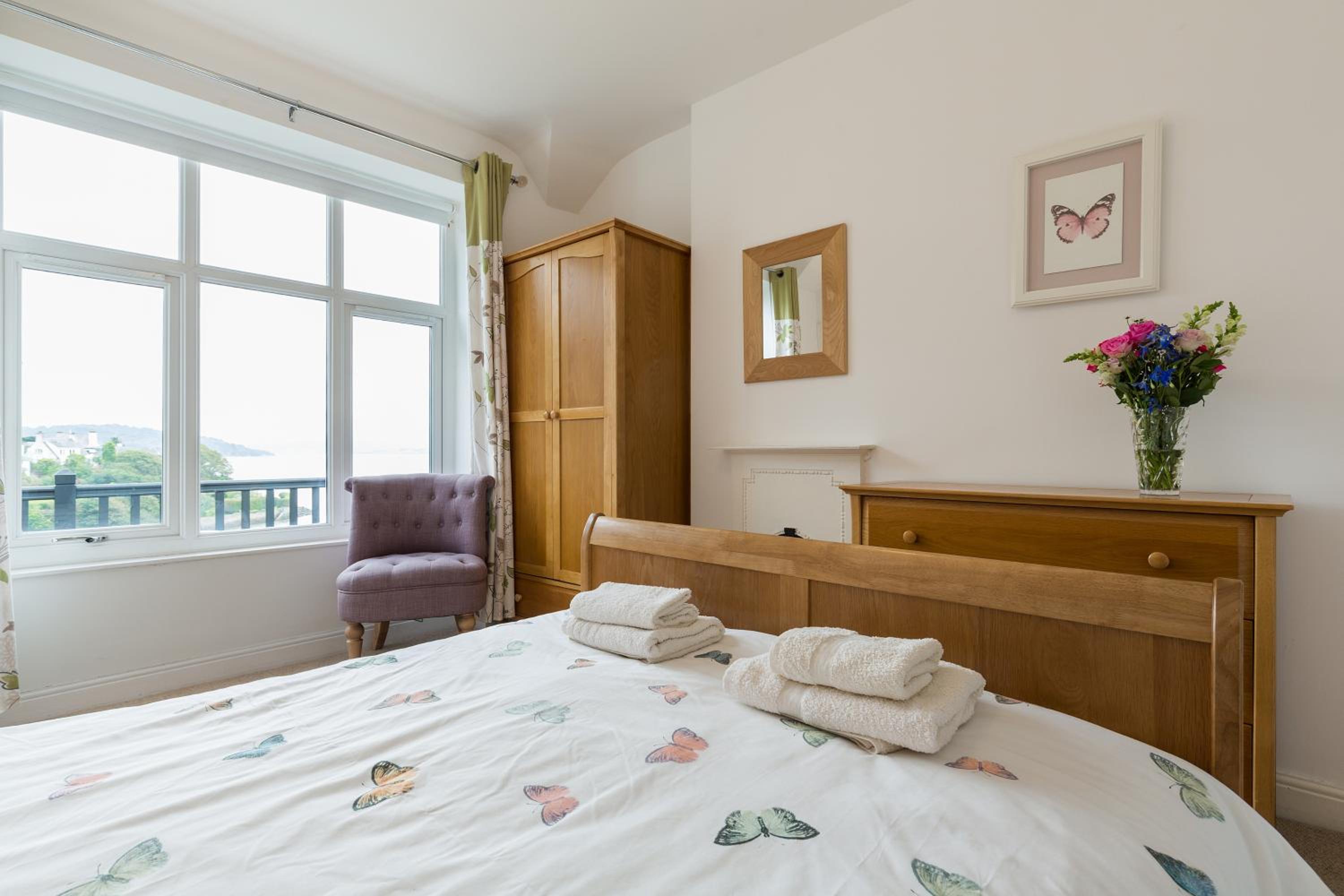 Eight-Bedroom House photo 1