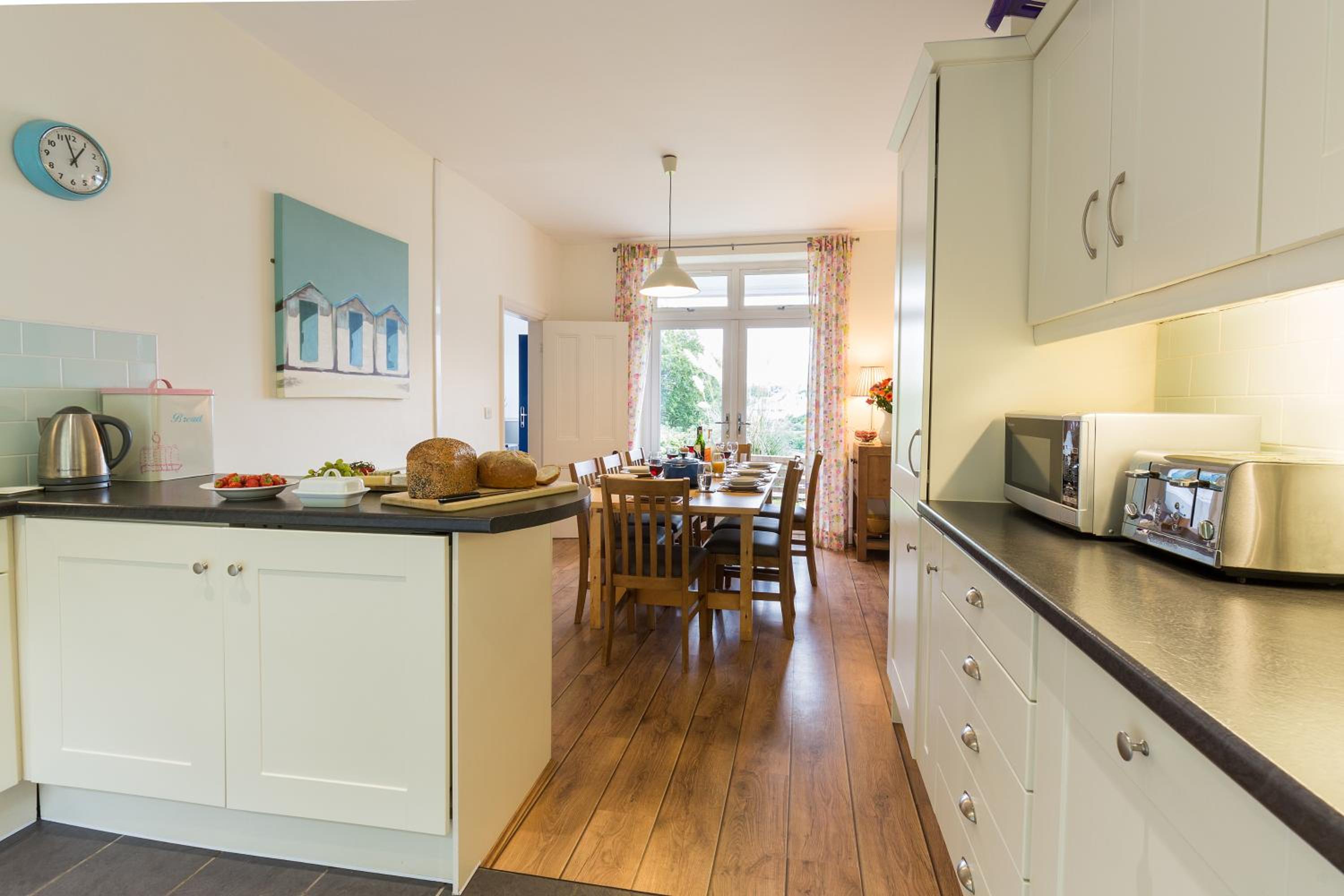 Eight-Bedroom House photo 2
