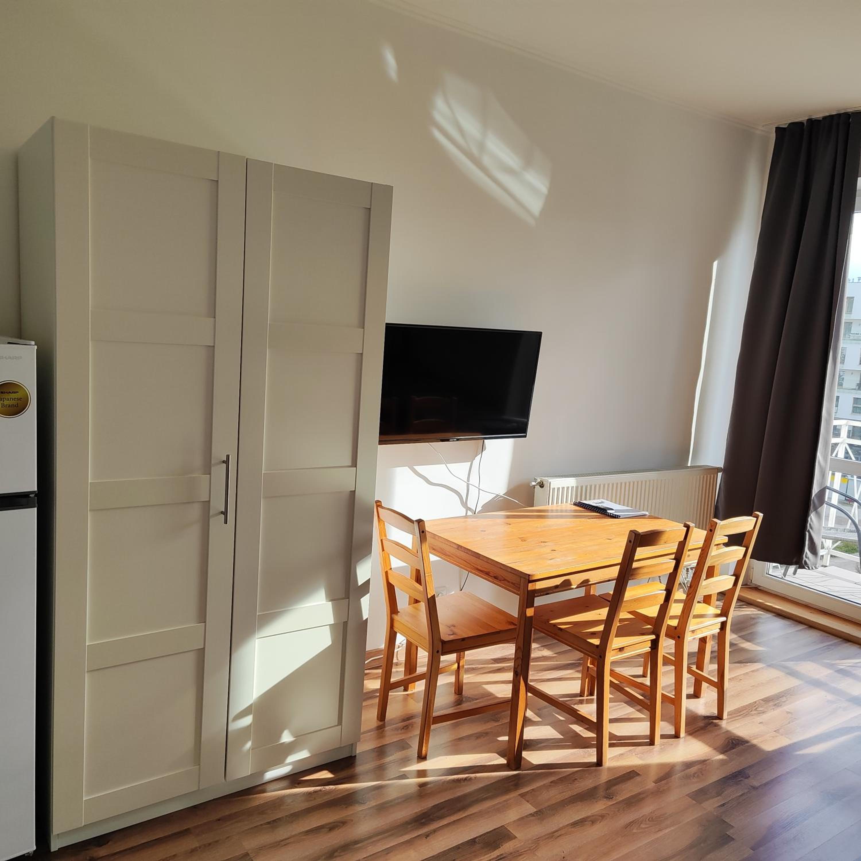 Apartment with Balcony - Photo 4
