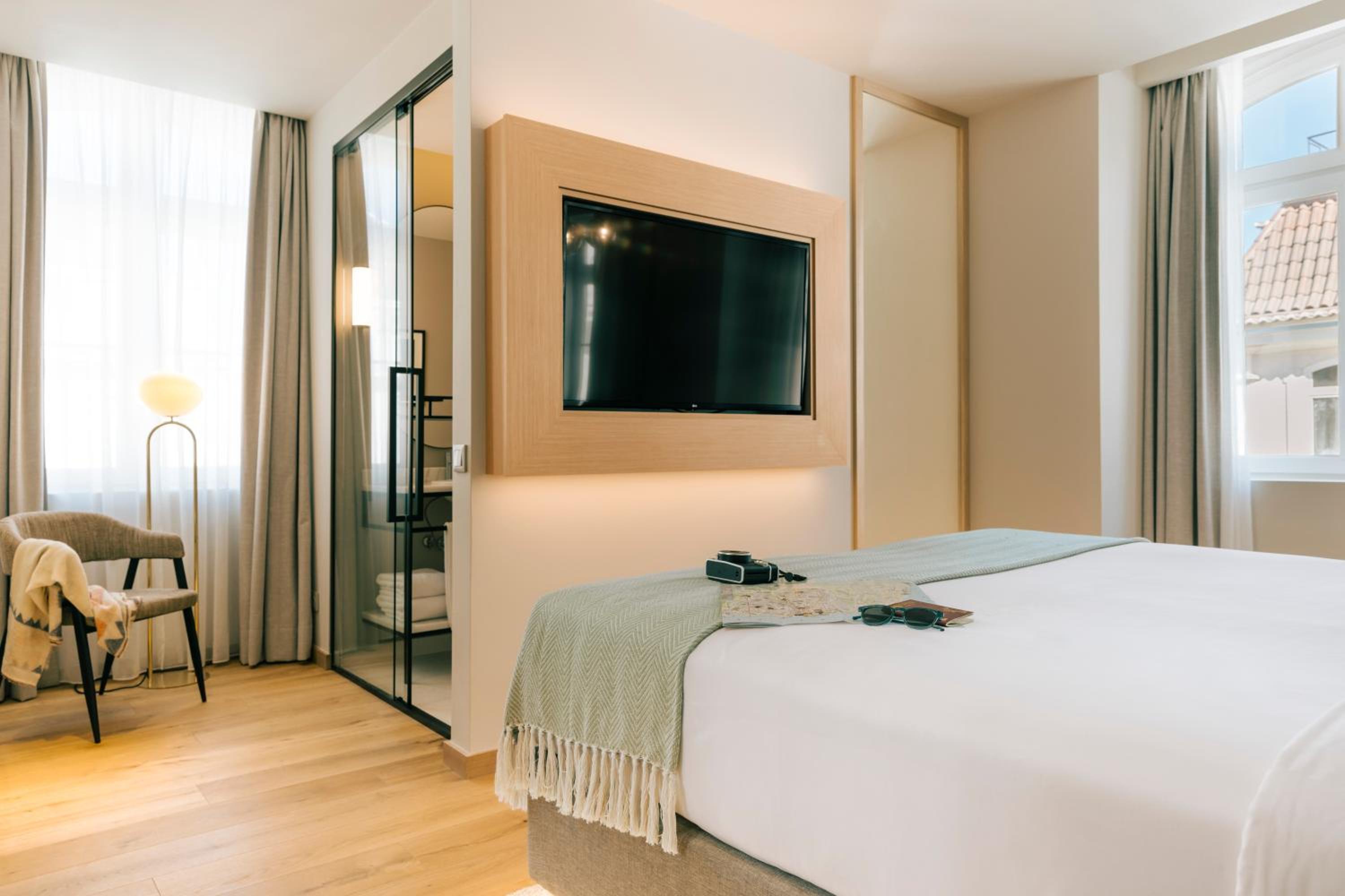 Premium Corner Double or Twin Room thumbnail 6