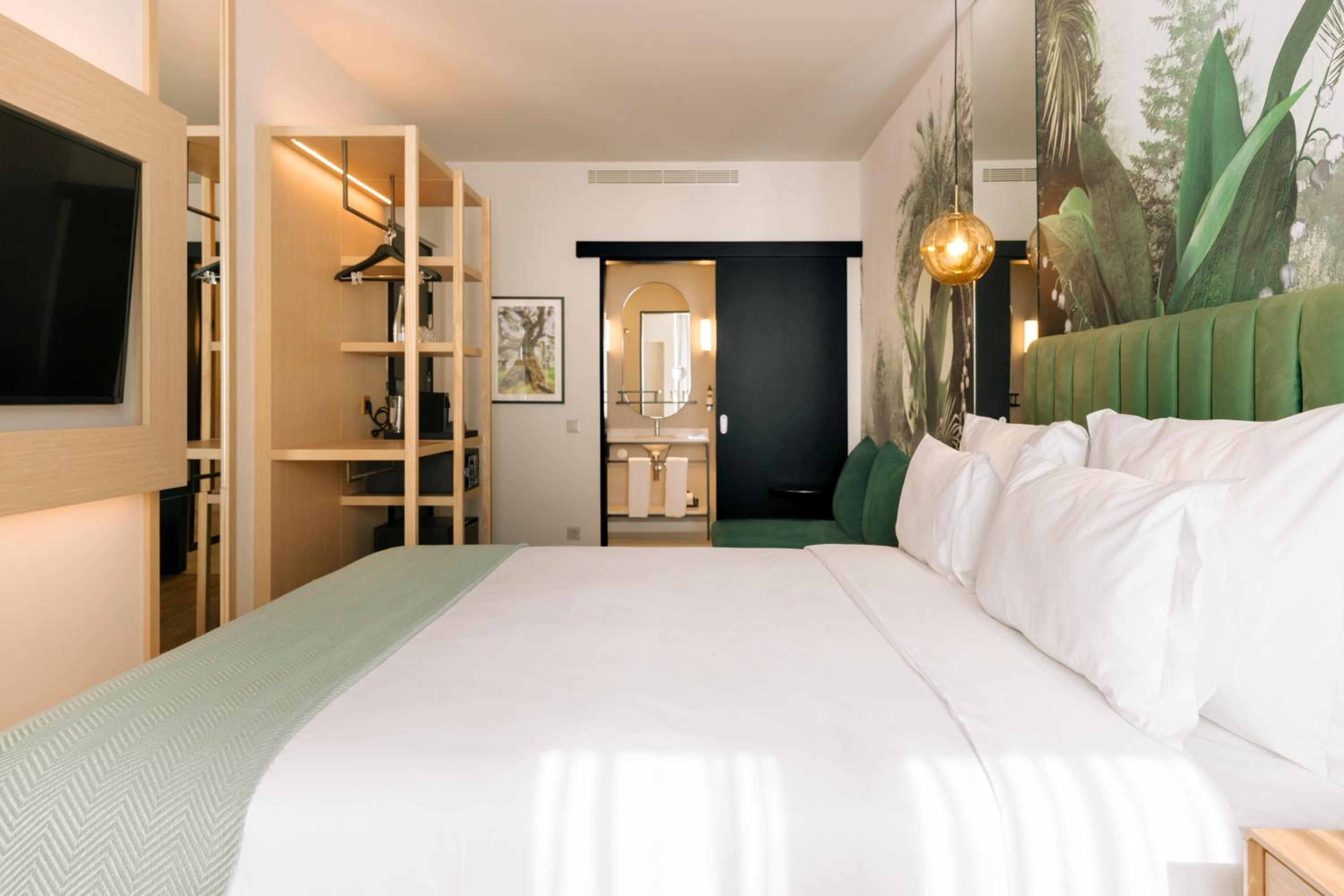 Superior Deluxe Double or Twin Room thumbnail 5