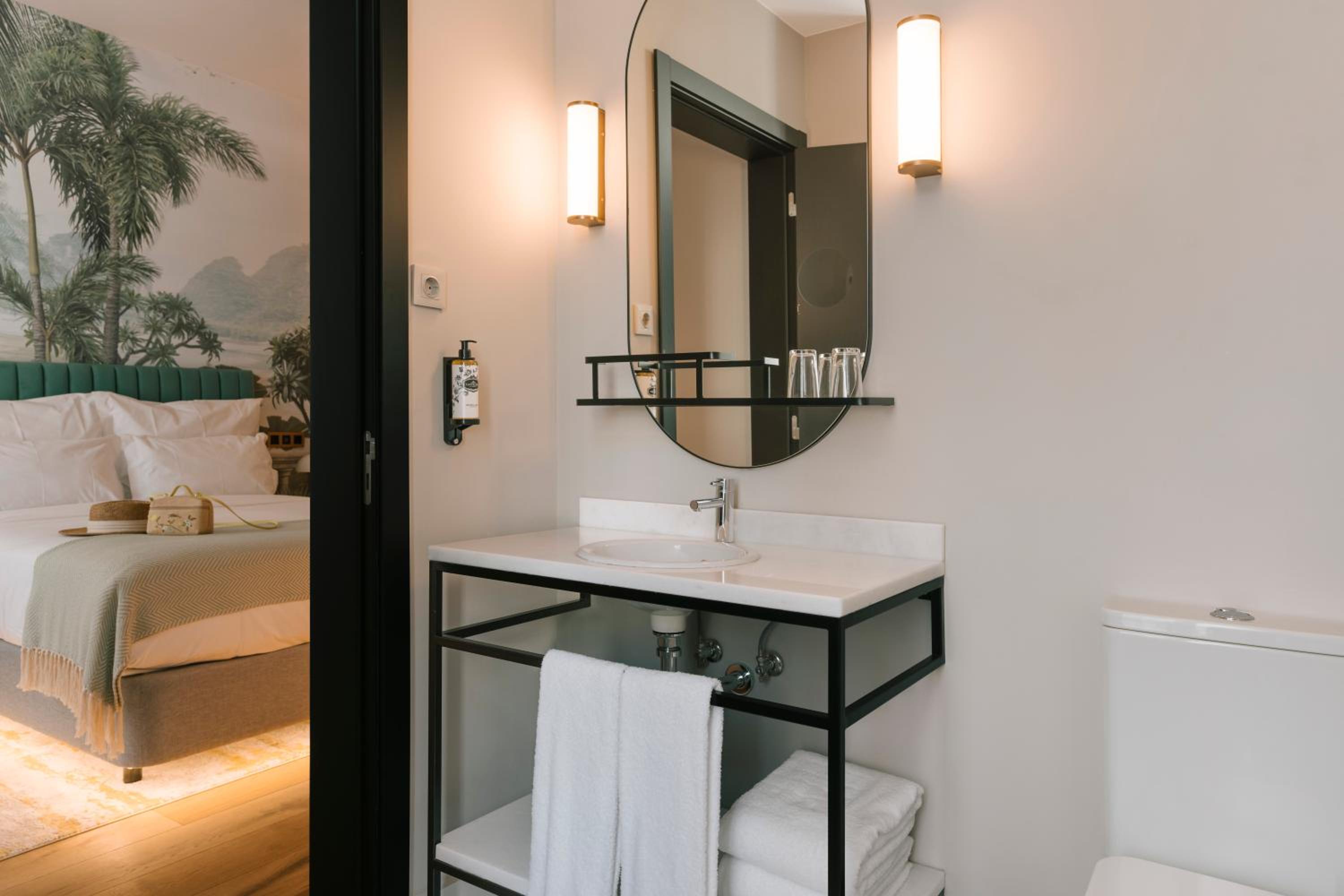 Superior Double or Twin Room thumbnail 6