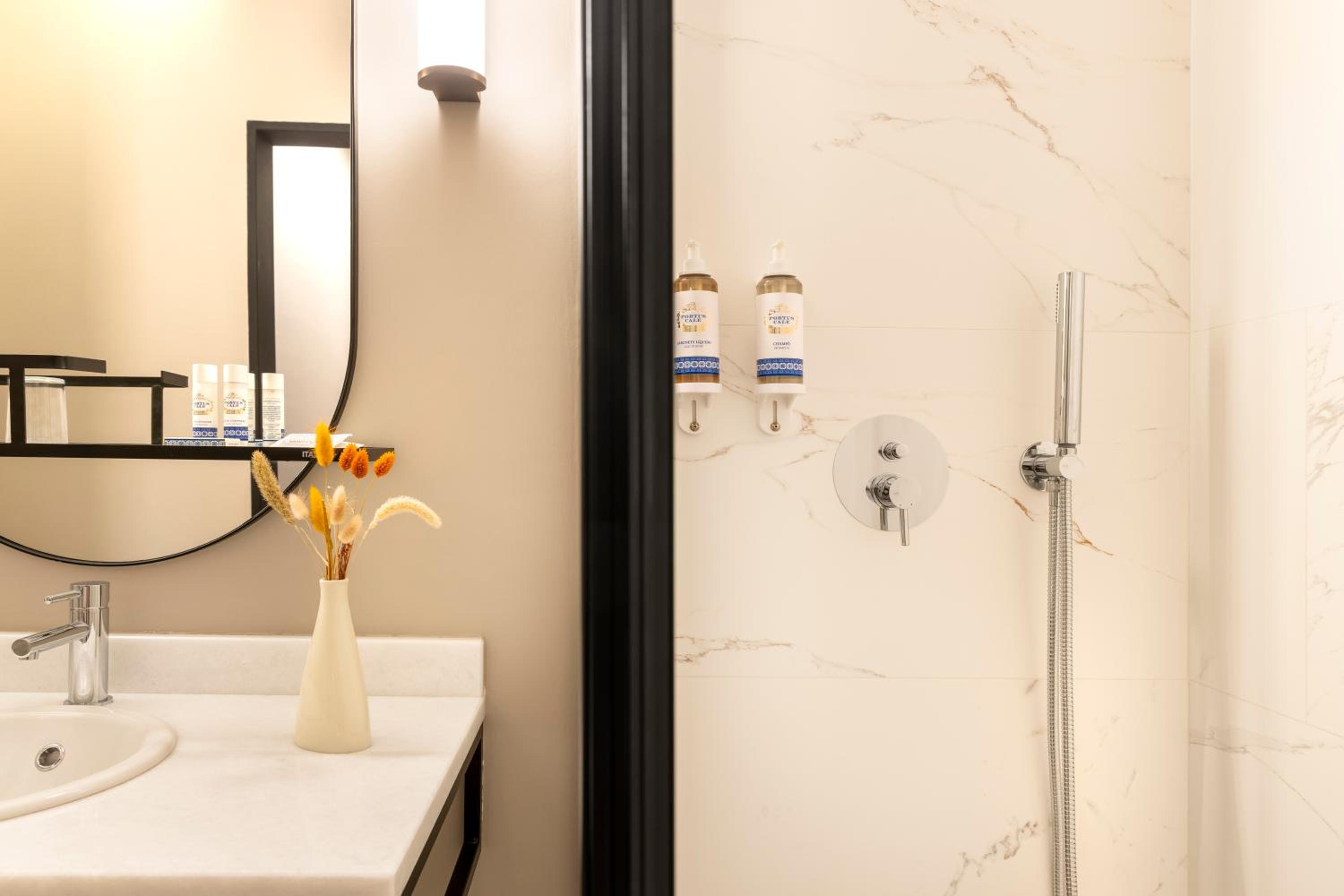 Superior Deluxe Double or Twin Room thumbnail 6