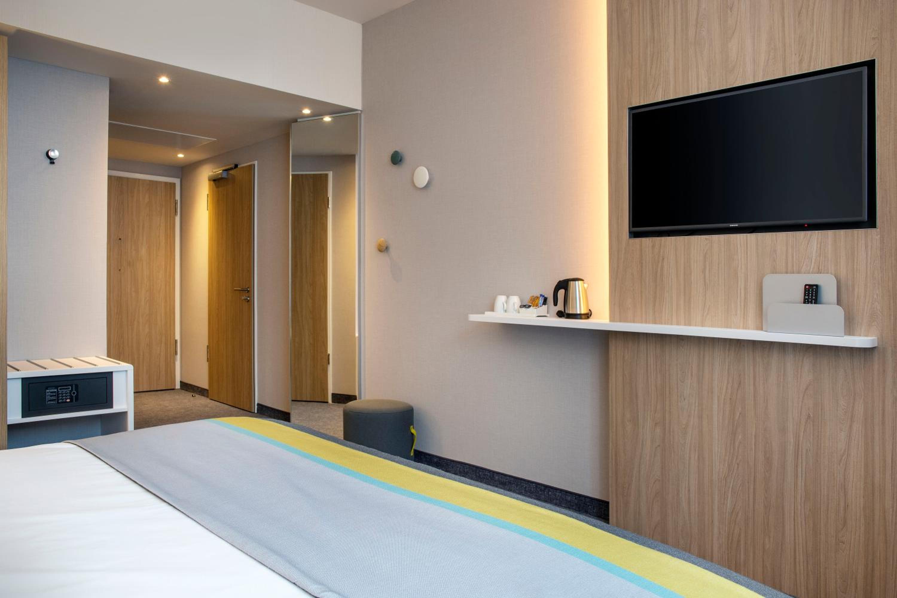 Double Room Mobility Access with Roll-In Shower - Non-Smoking photo 1