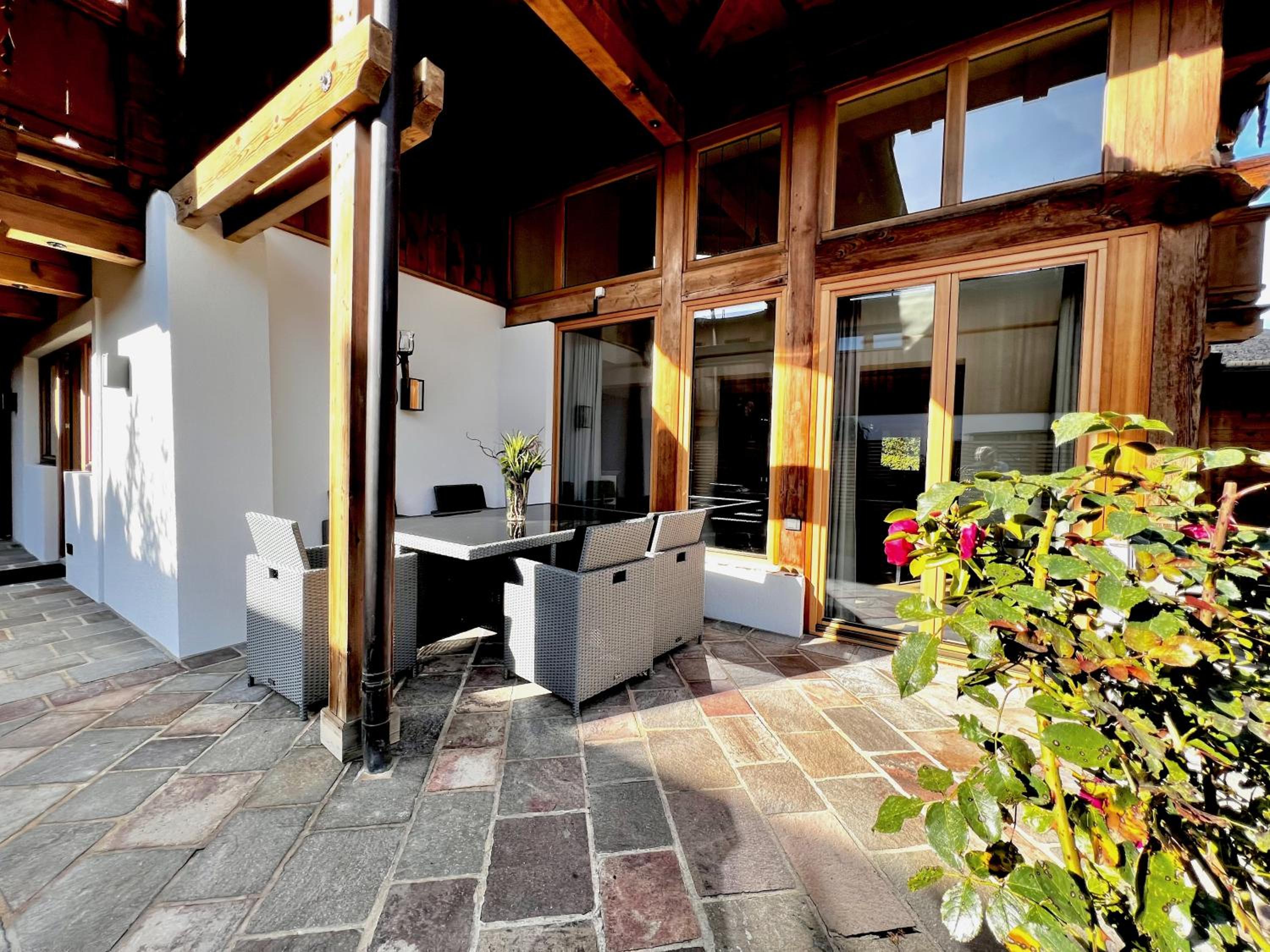 Five-Bedroom House photo 2