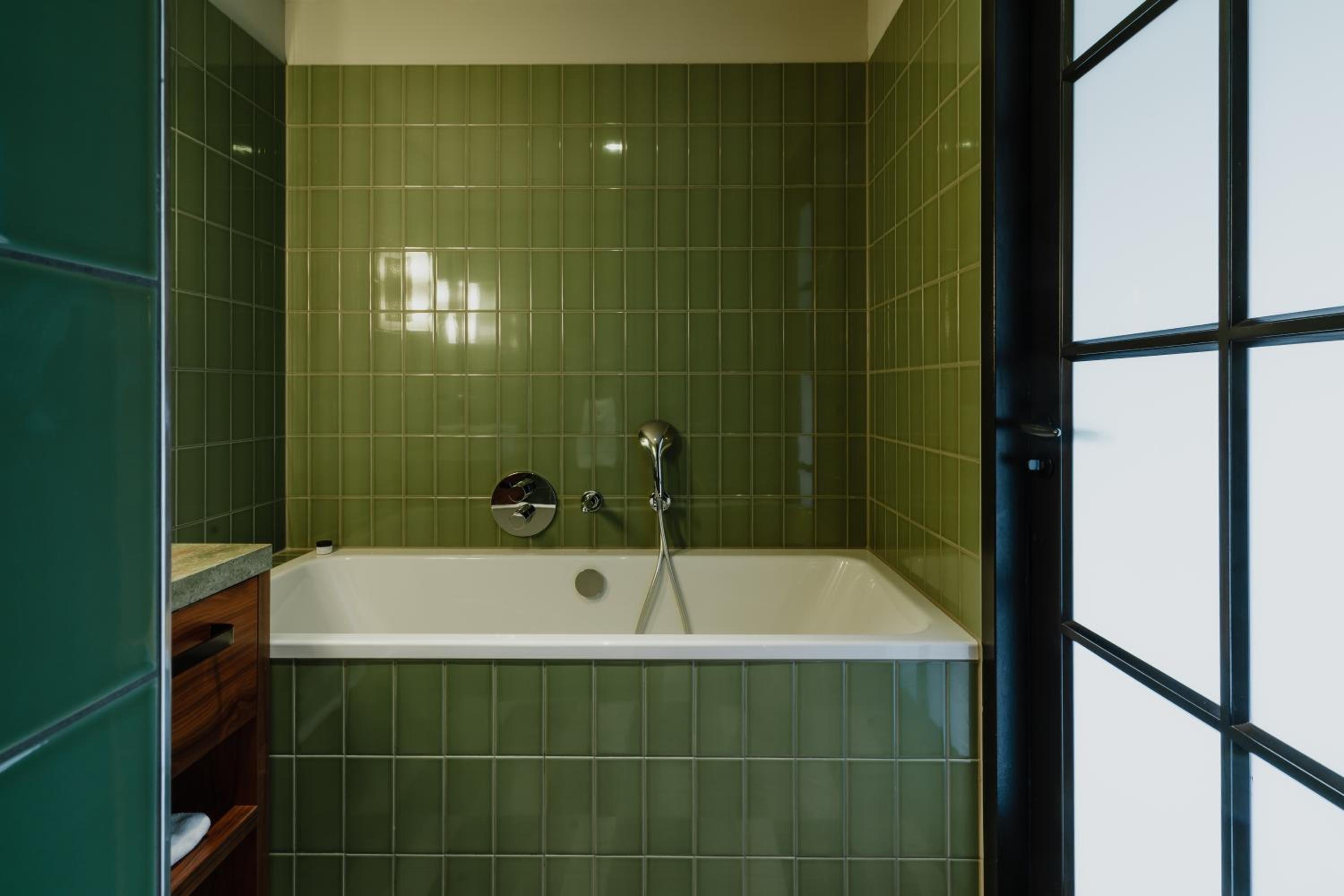 Grand Executive Room thumbnail 6