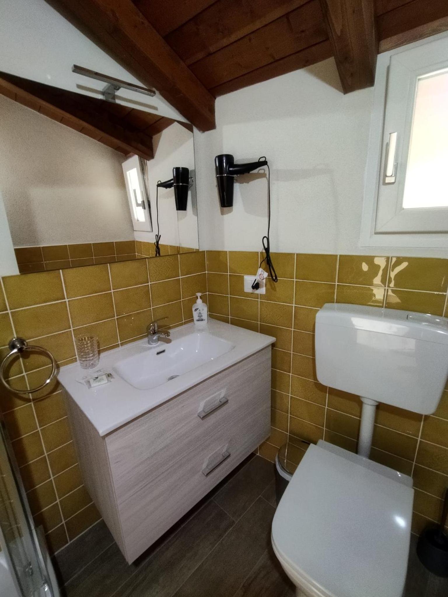 Deluxe Double Room - Photo 11