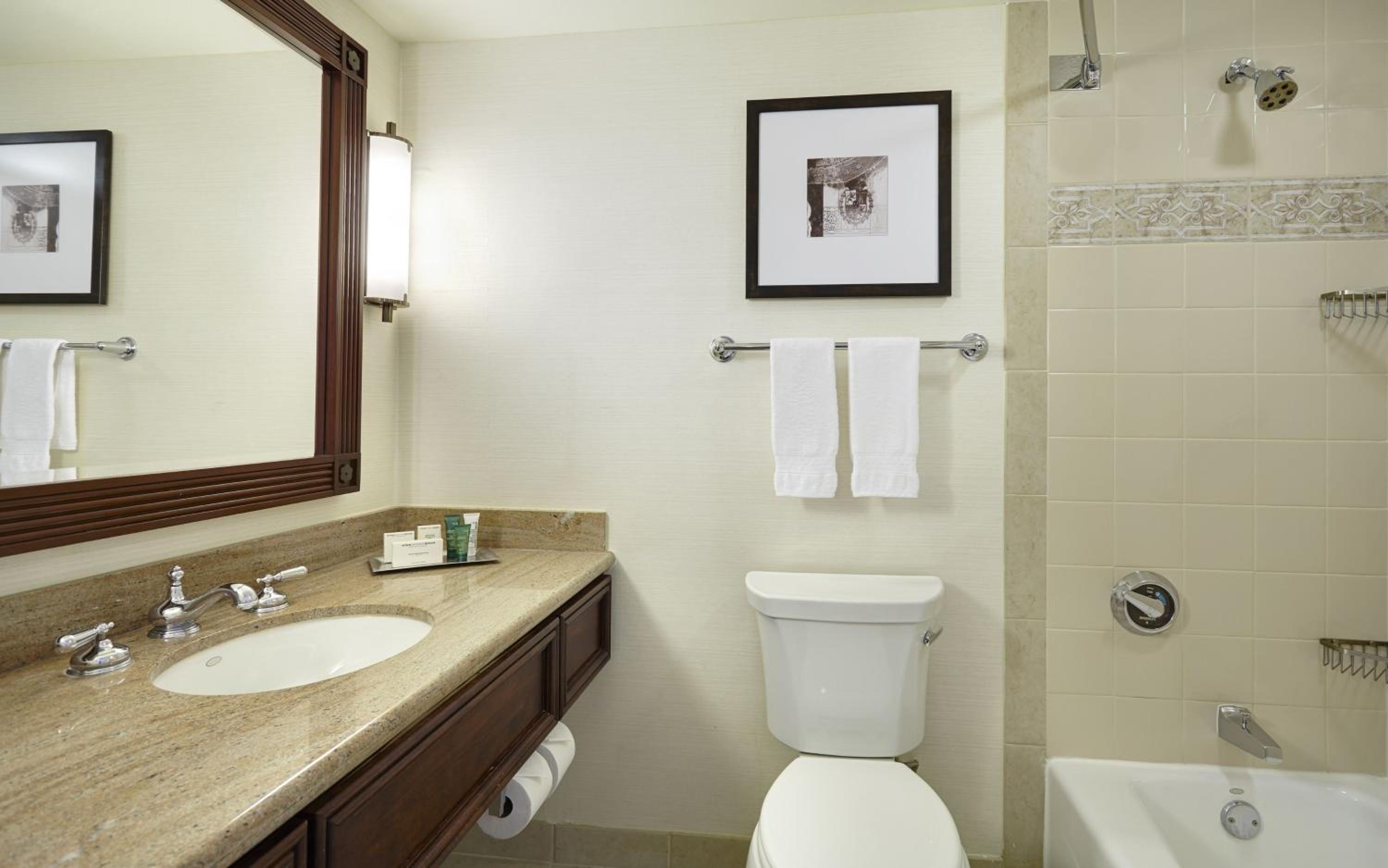 Deluxe King Room - Photo 2
