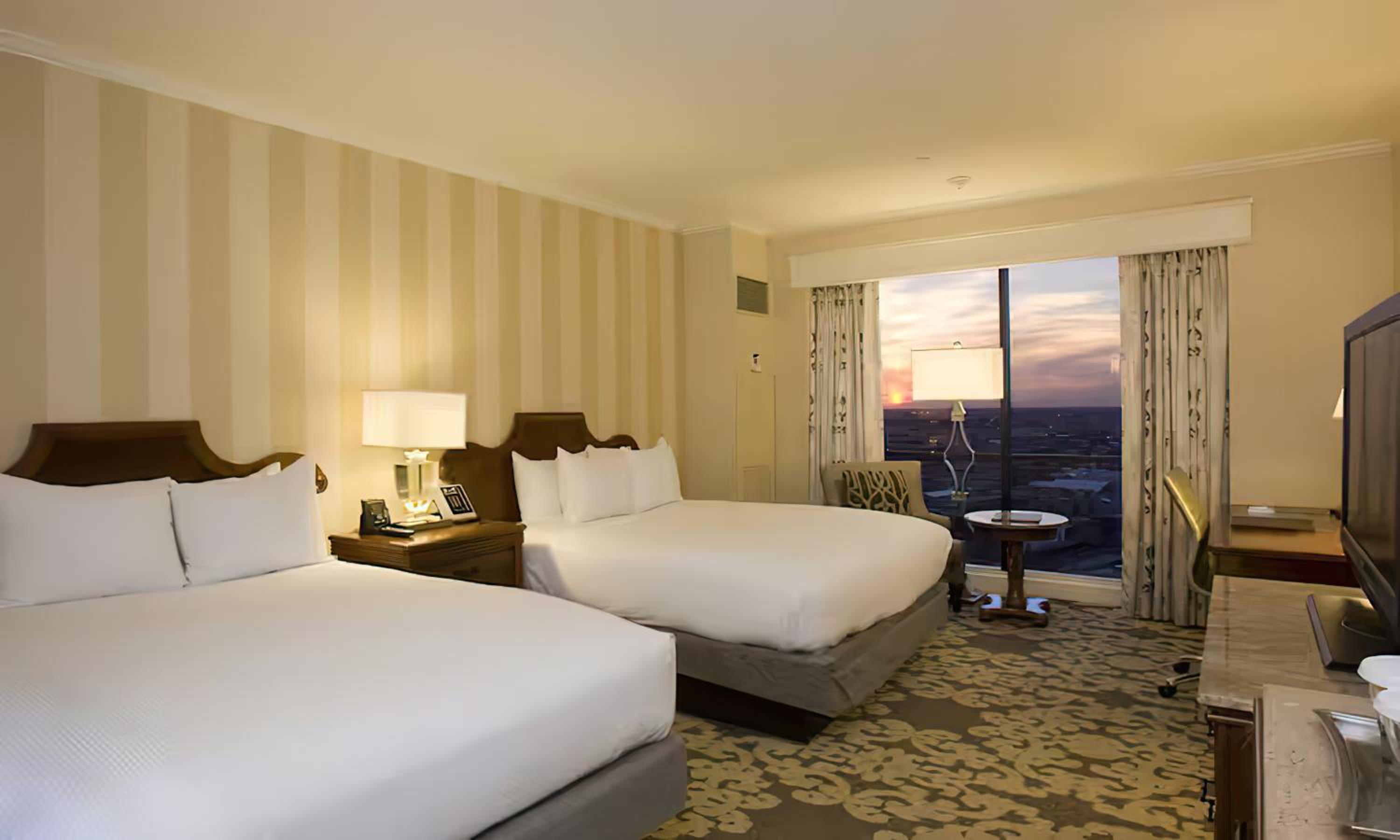 Standard Queen Room with Two Queen Beds - Photo 2