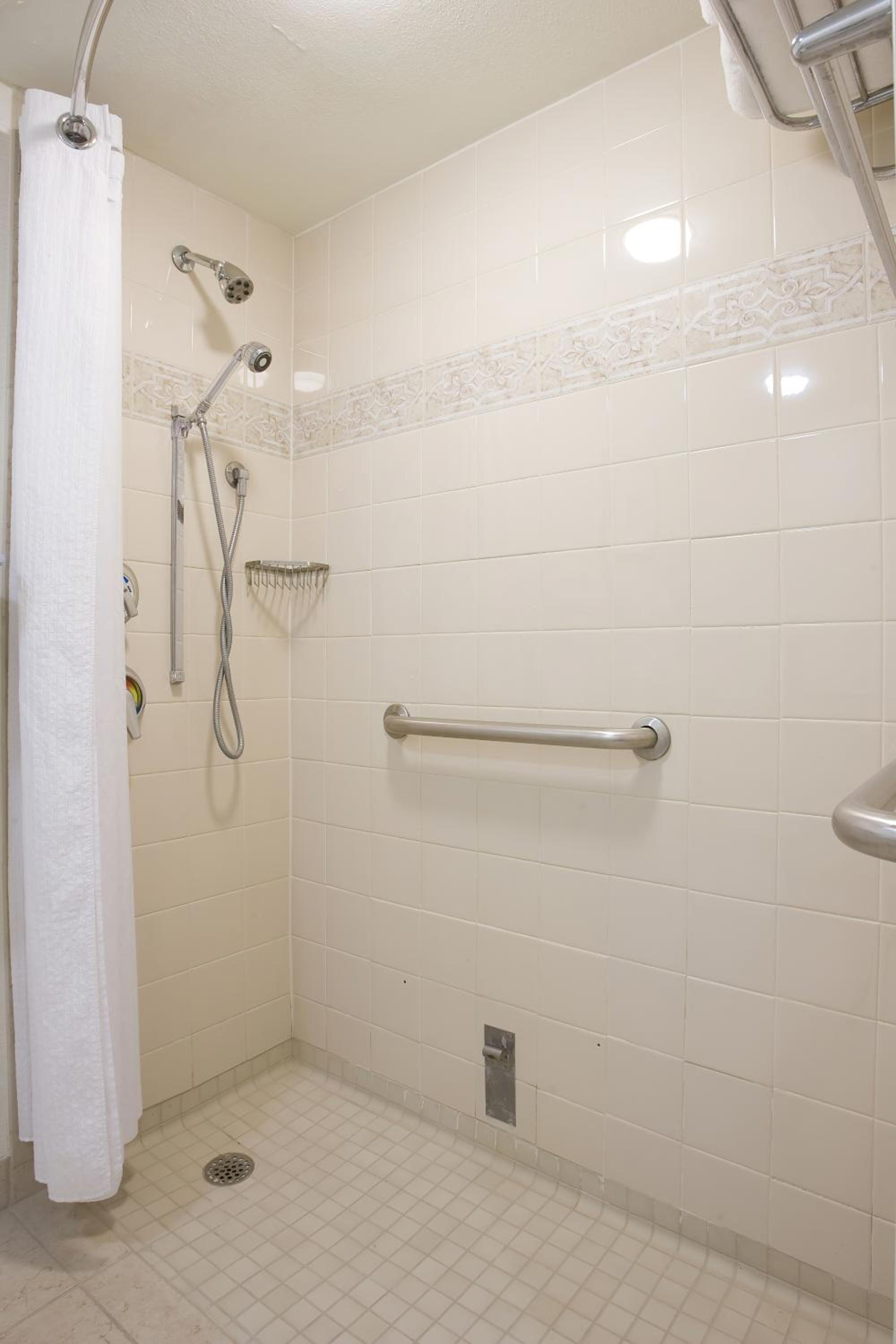Standard Queen Room with Two Queen Beds and Roll-In Shower - Disability Access - Photo 3