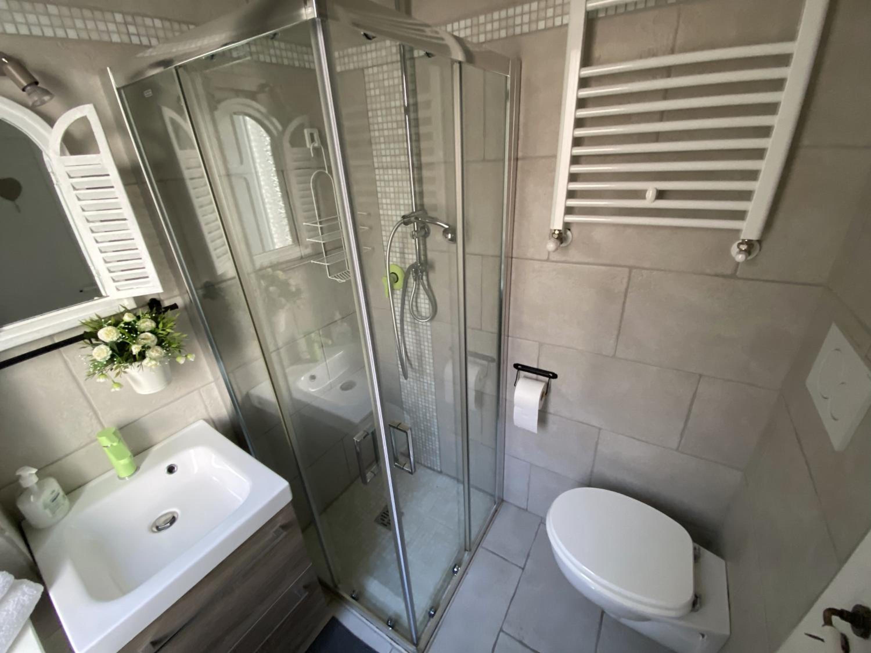 Double Room with Private Bathroom photo 3