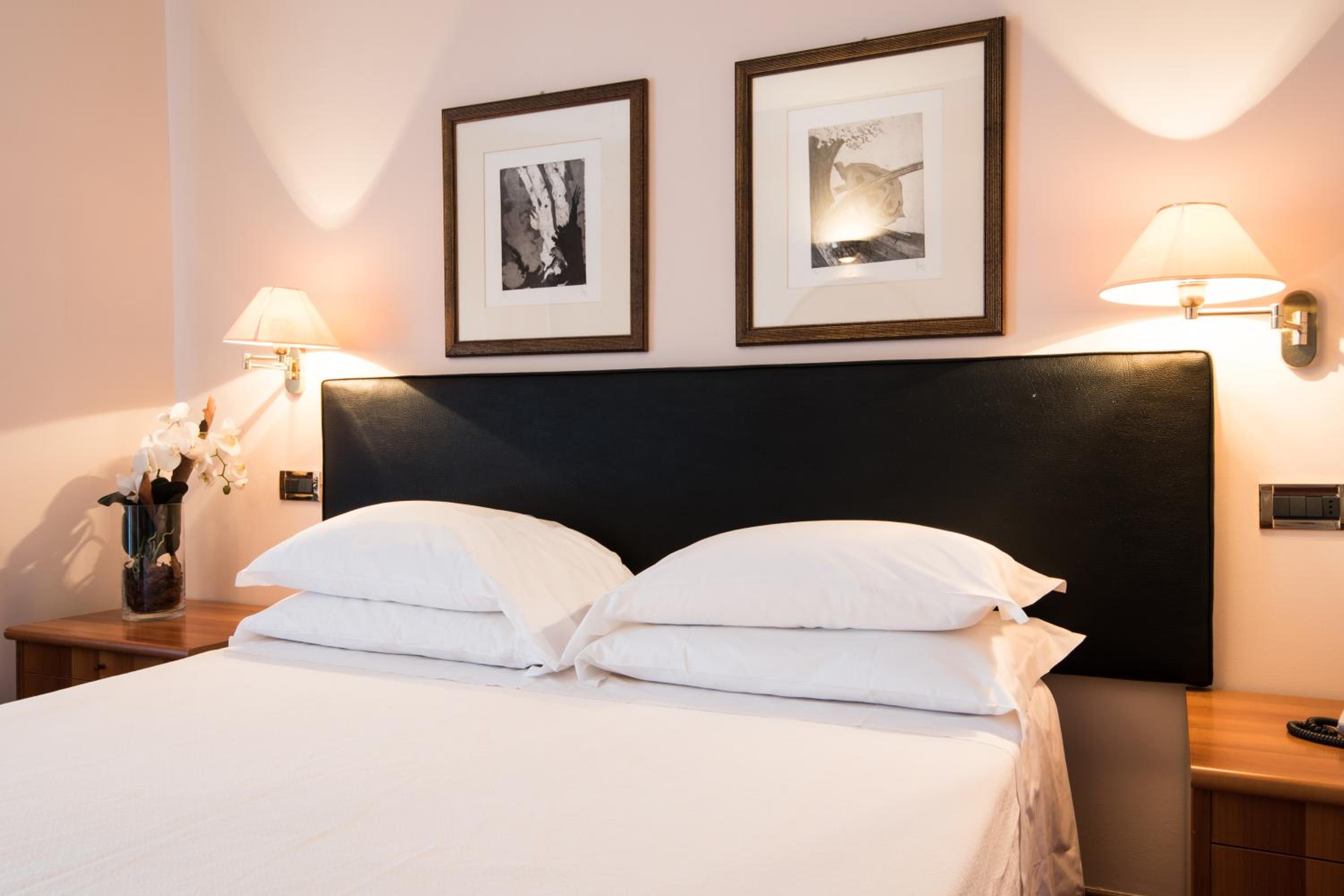 Standard Double Room with Balcony - Photo 2