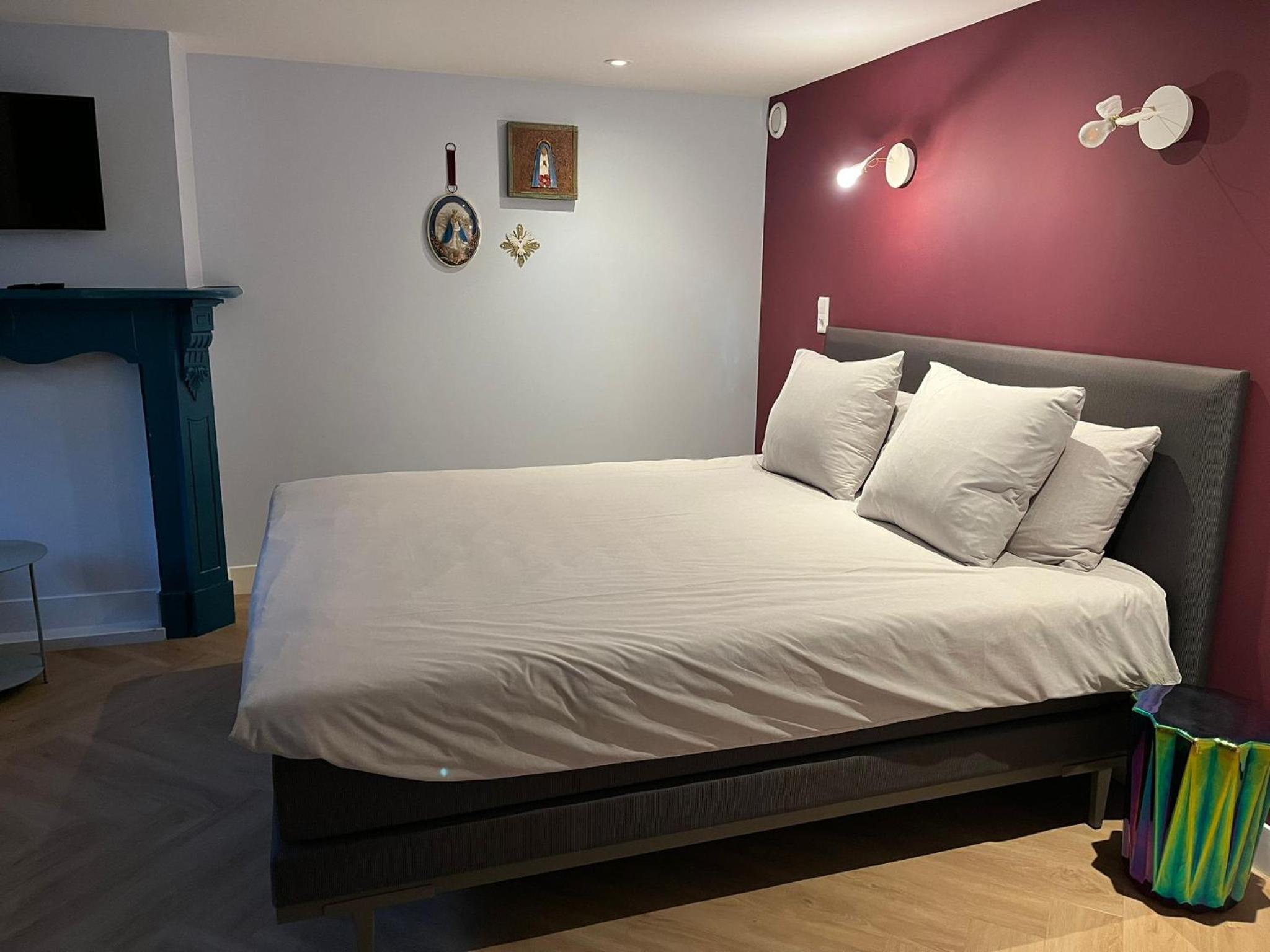 Deluxe Double Room with Bath - Photo 5