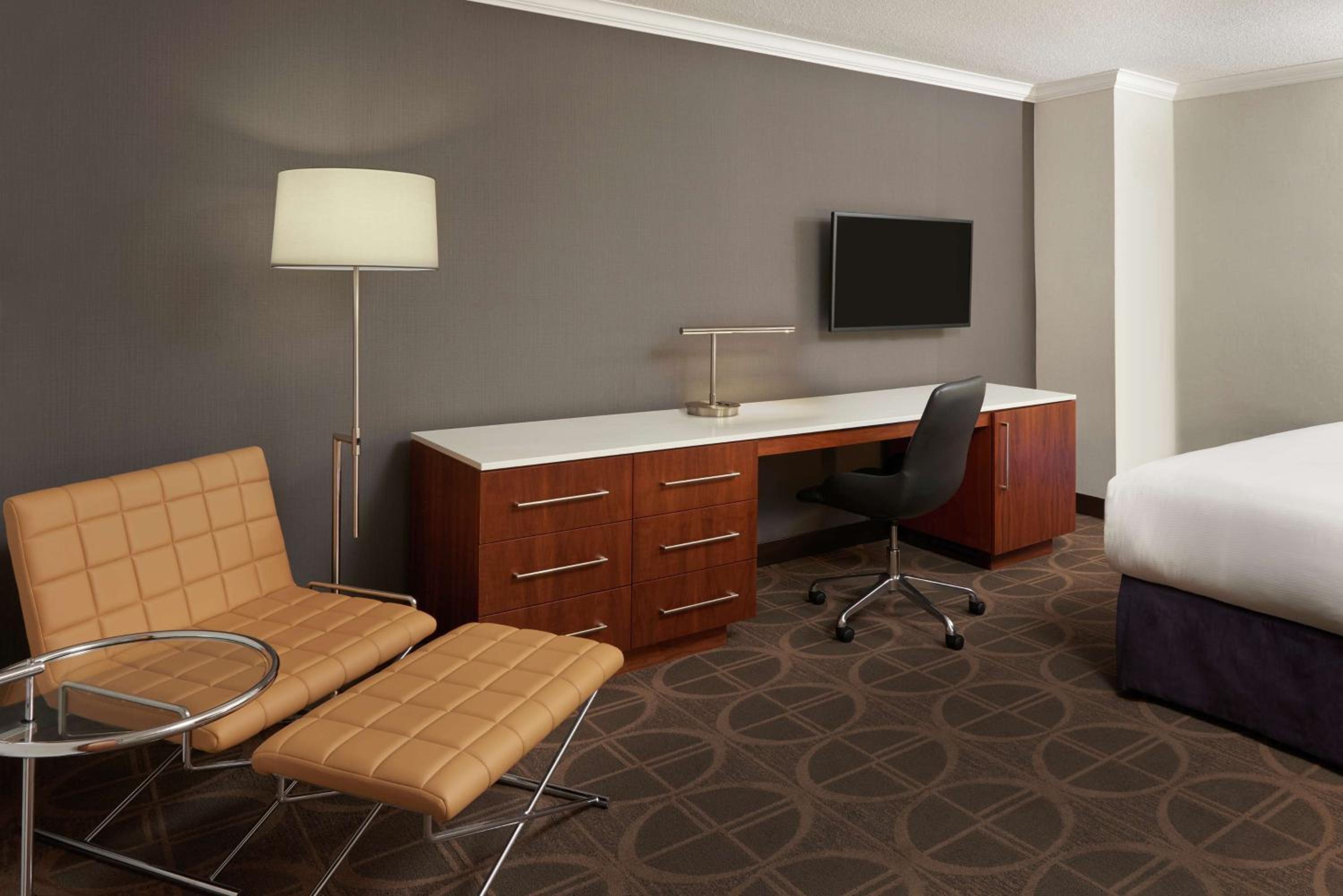 King Room - Accessible with Roll-in Shower