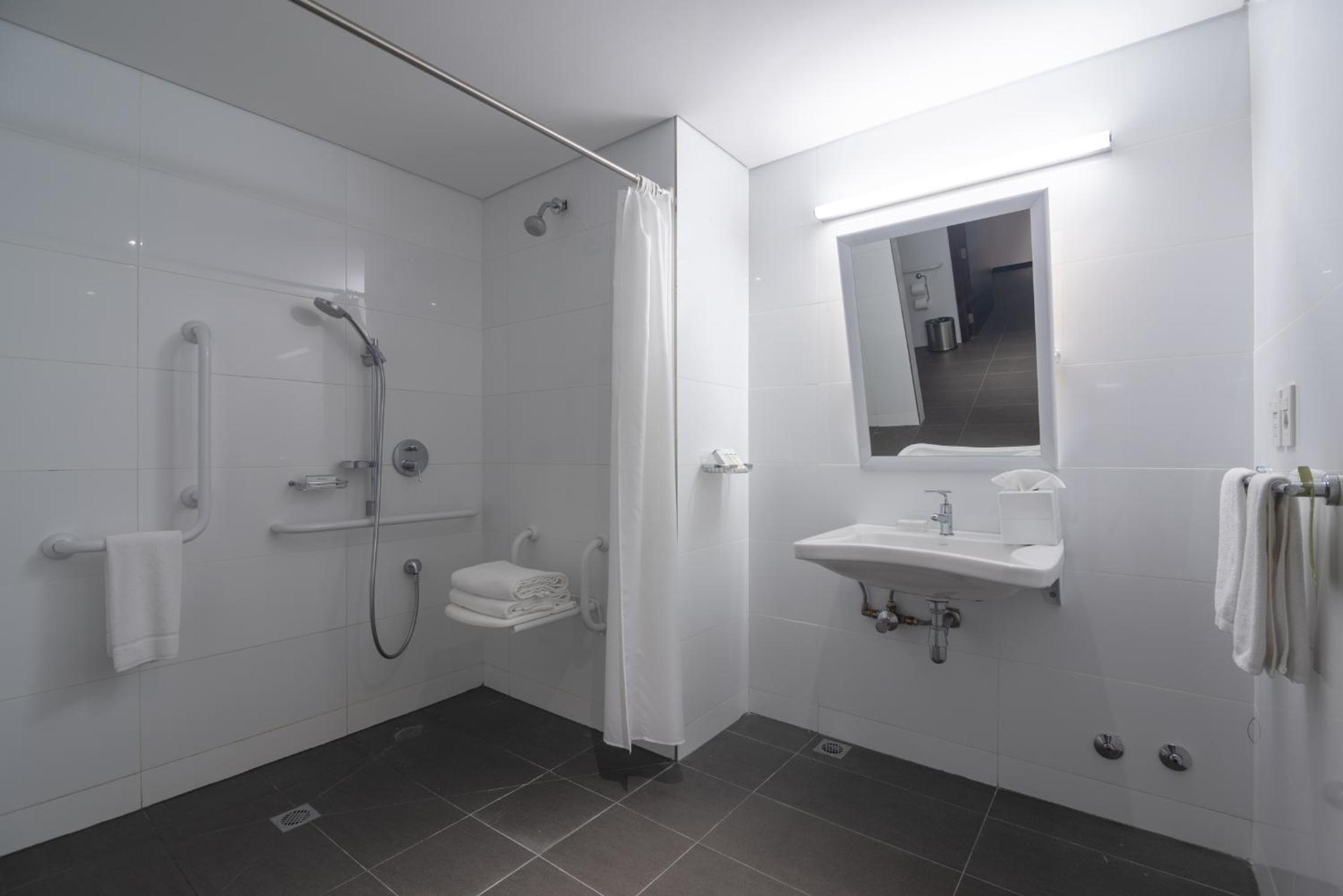Double Room with Two Double Beds and Roll-In Shower - Mobility Accessible photo 3