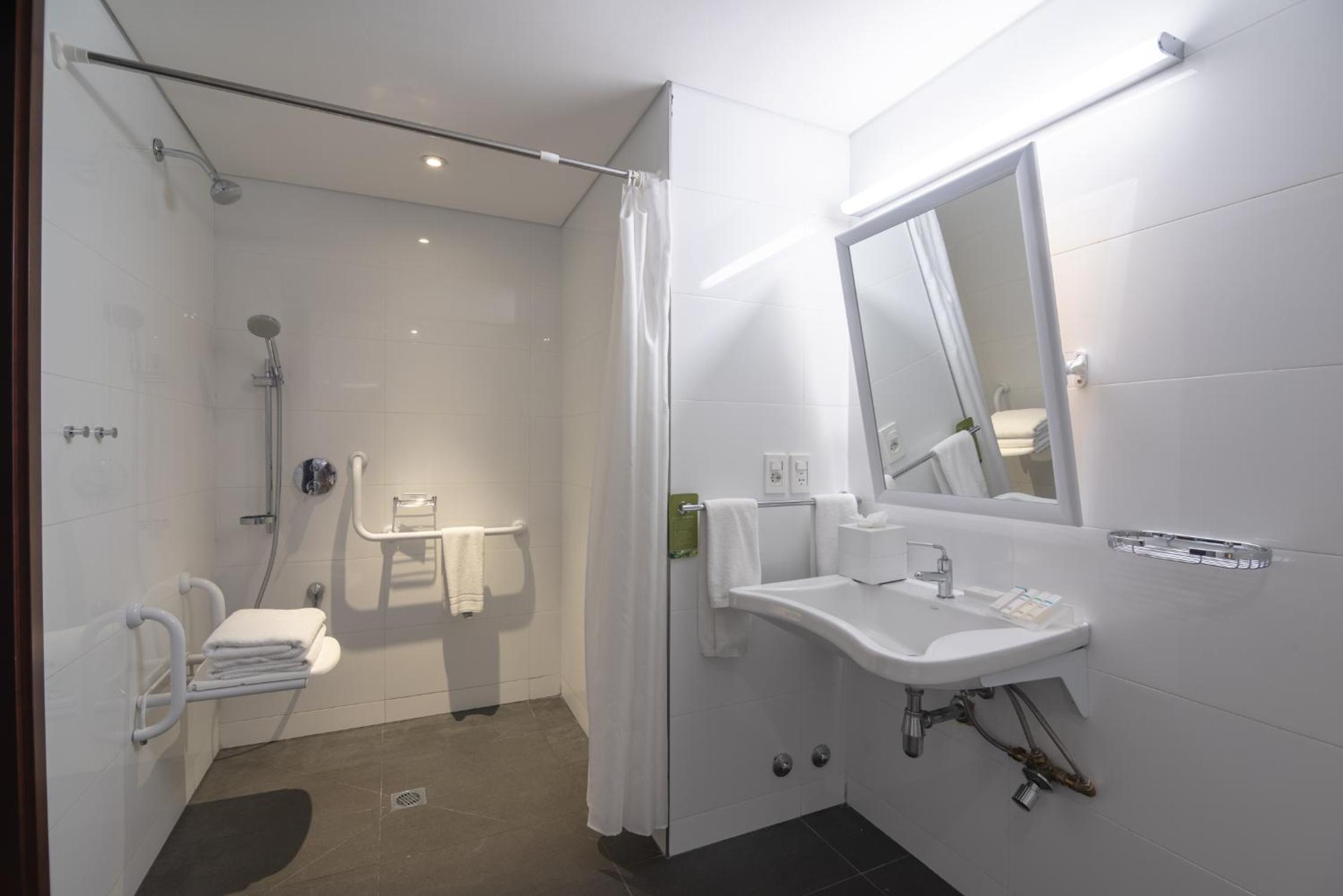 Double Room with Two Double Beds and Roll-In Shower - Mobility Accessible photo 2