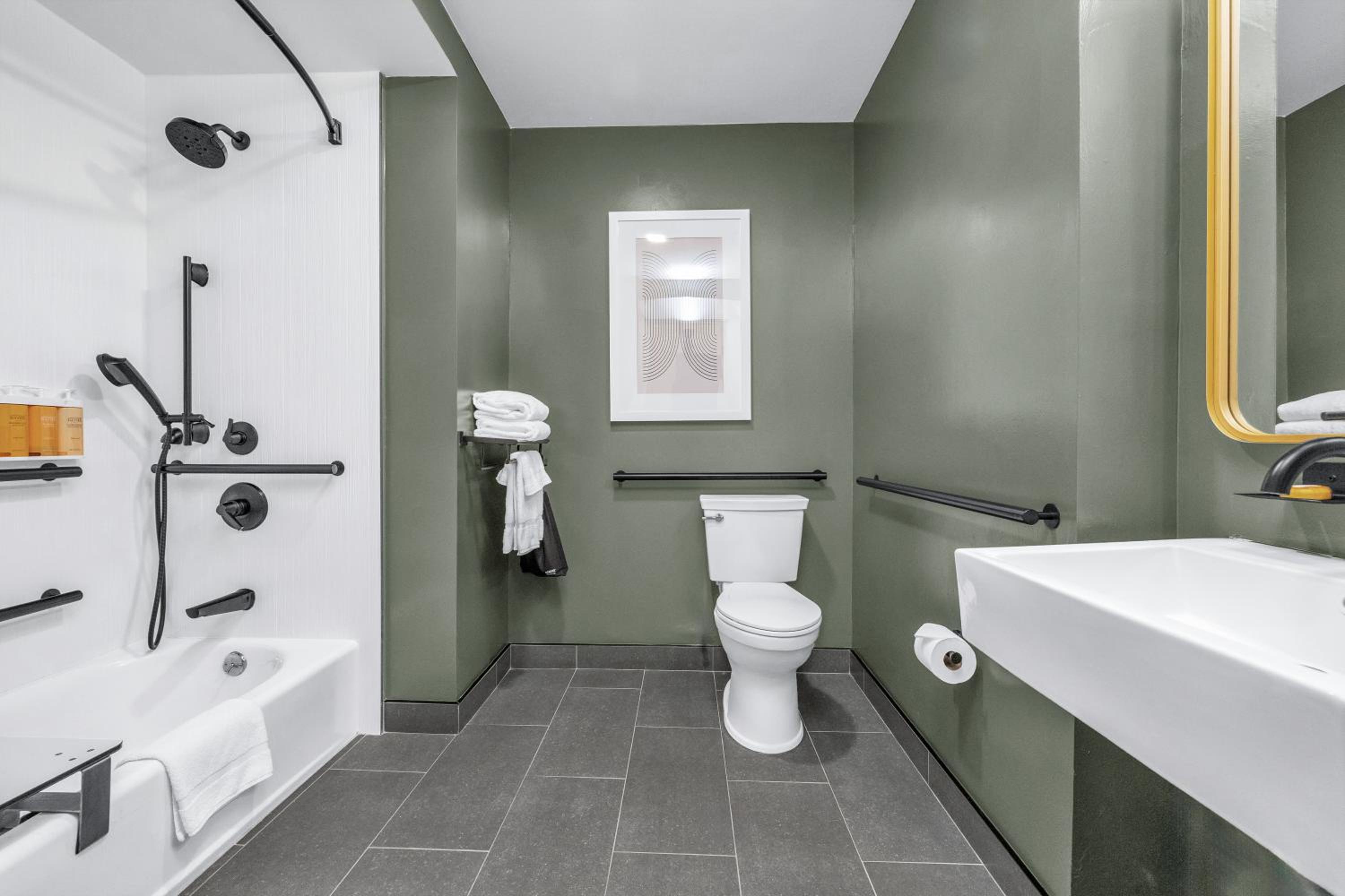 Queen Room - Disability Access - Photo 7