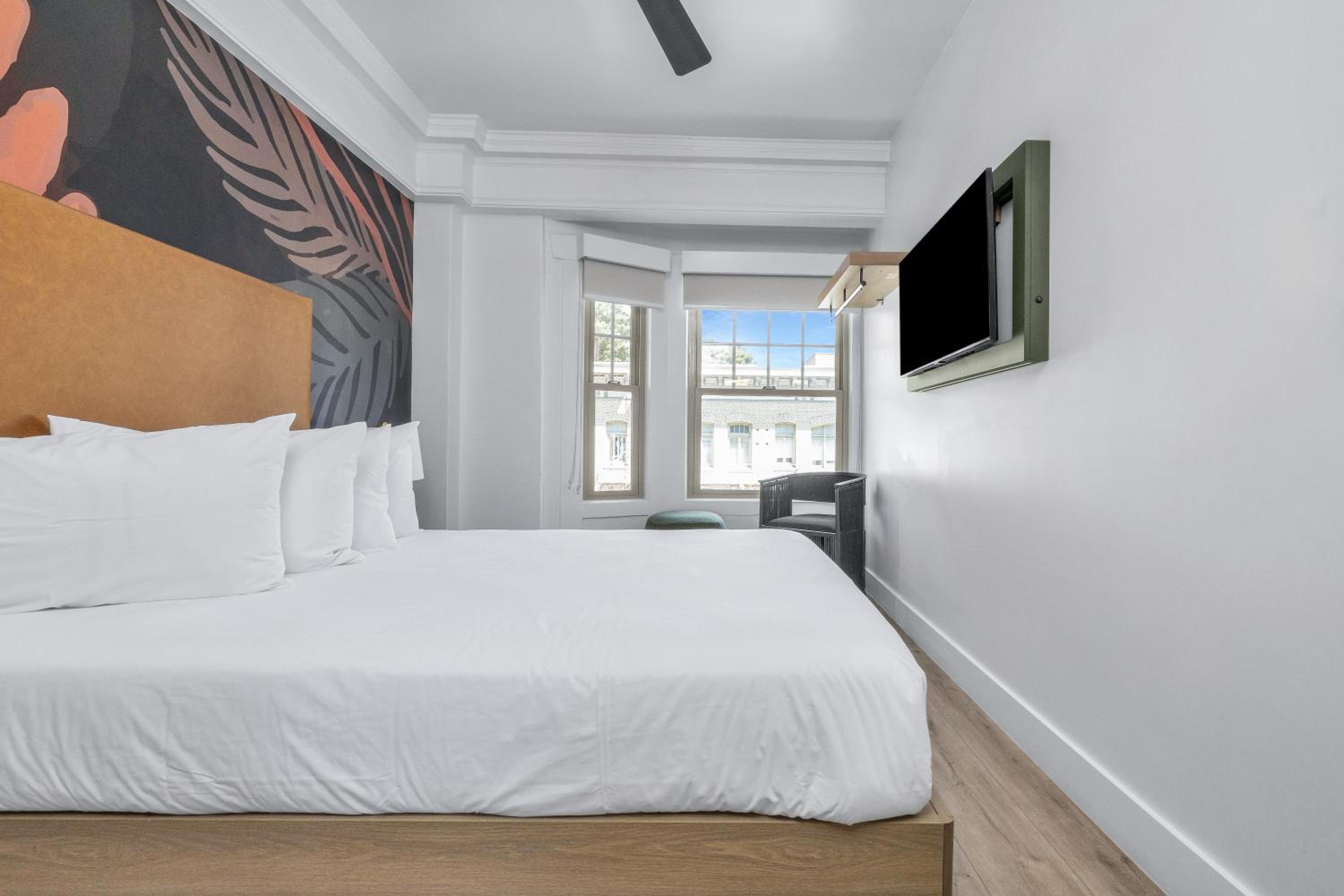 Deluxe Queen Room - Photo 1