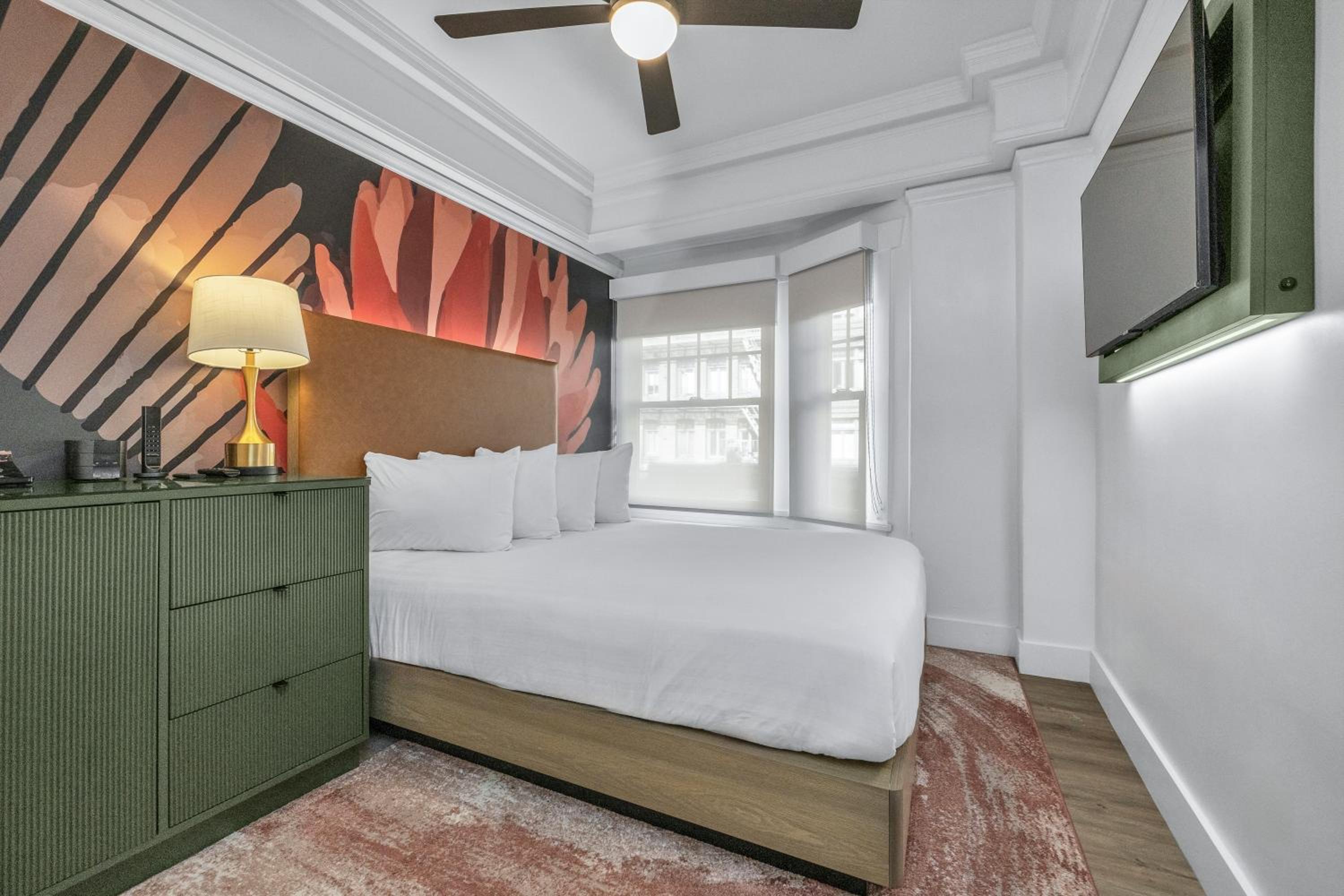 Deluxe Queen Room - Photo 2