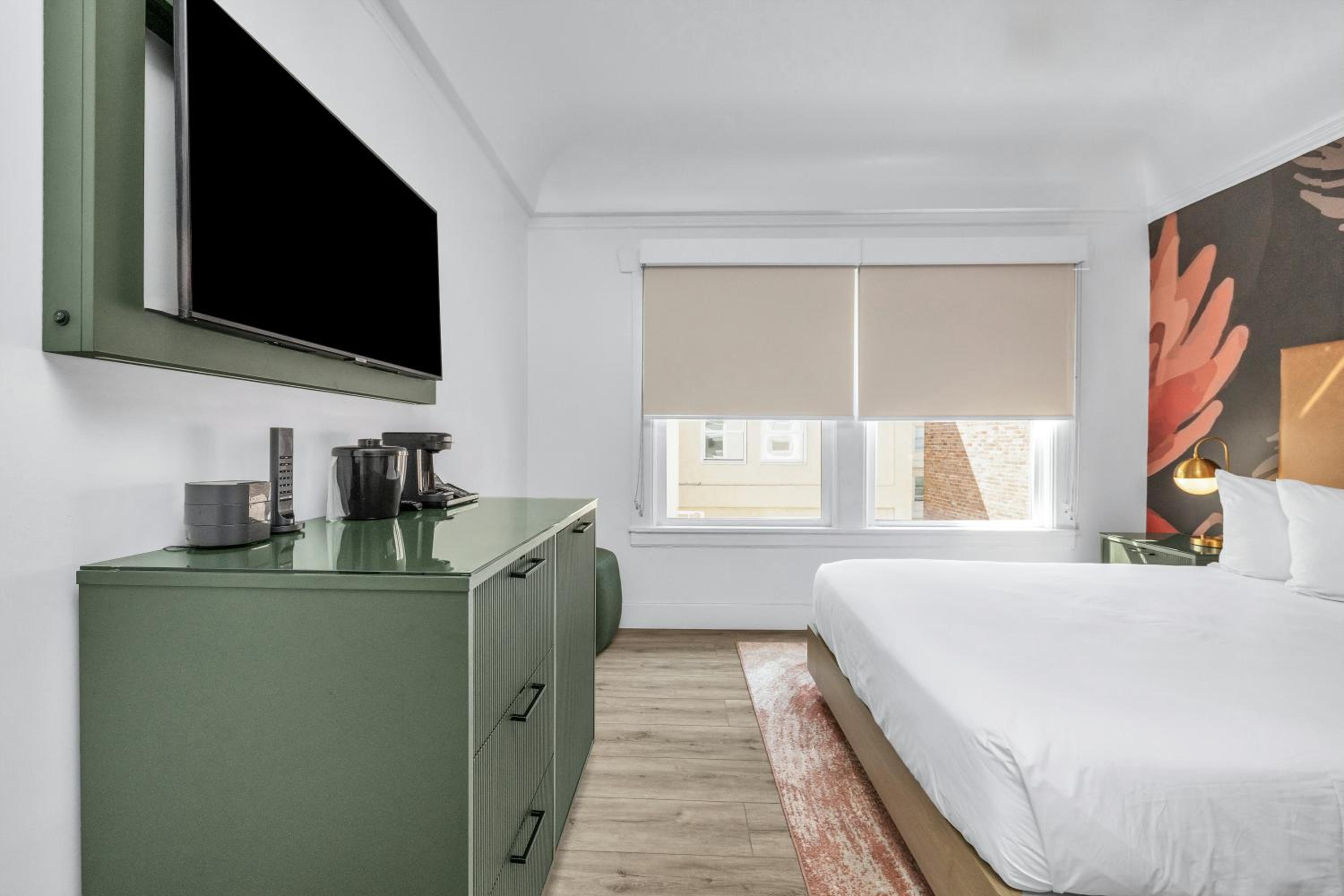 Queen Room - Disability Access - Photo 6