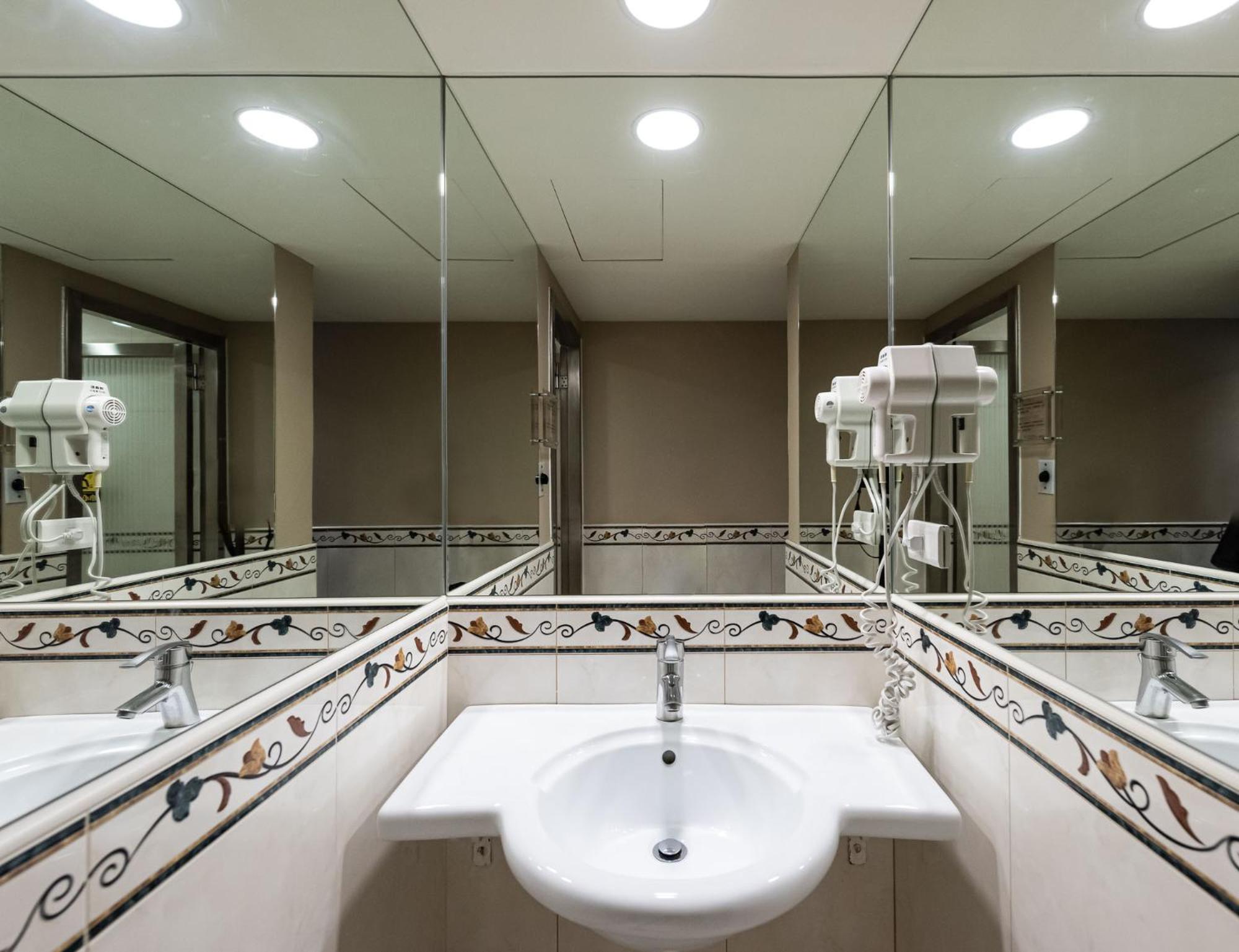 Double Room with Spa Bath photo 3