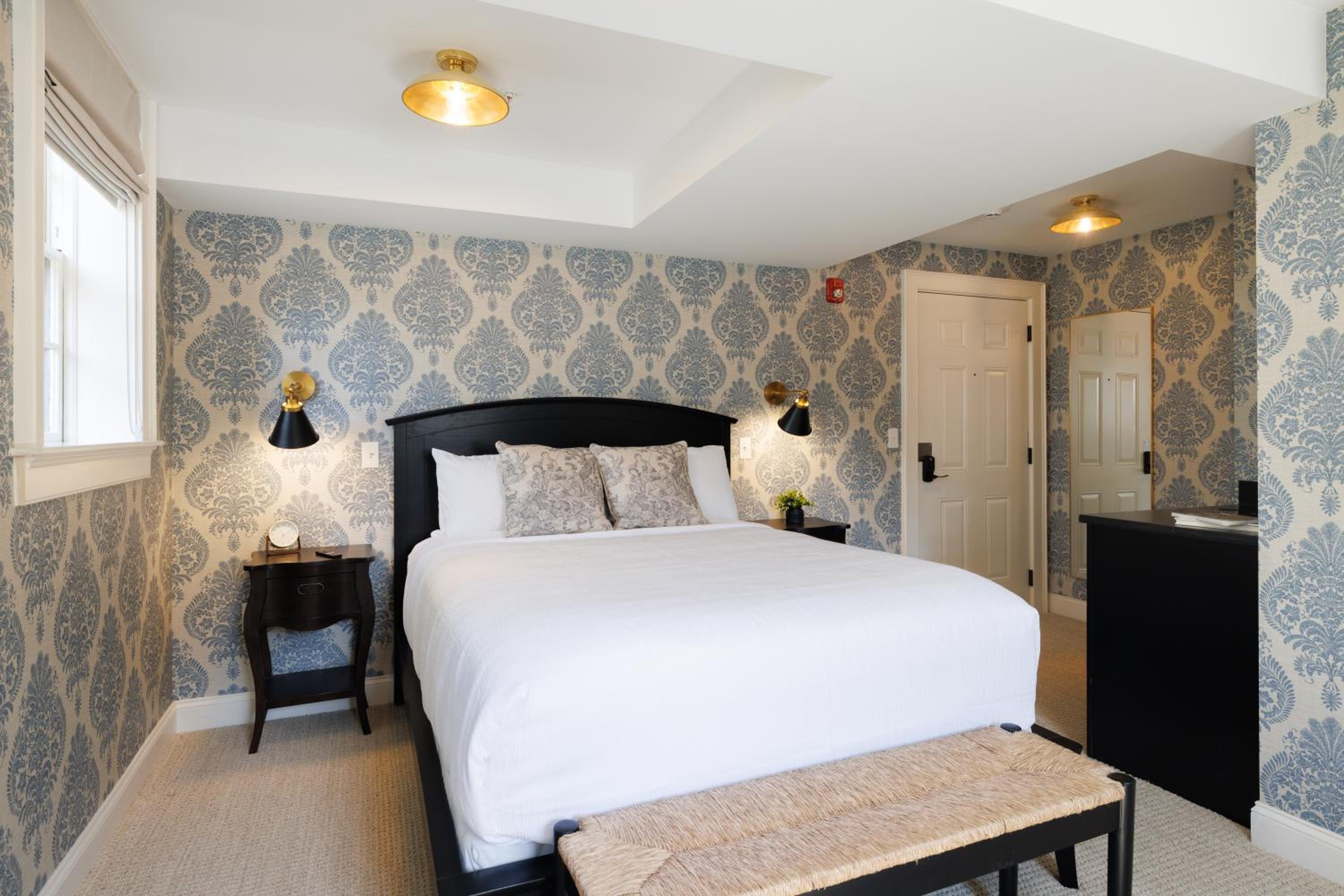 Deluxe Queen Suite photo 2