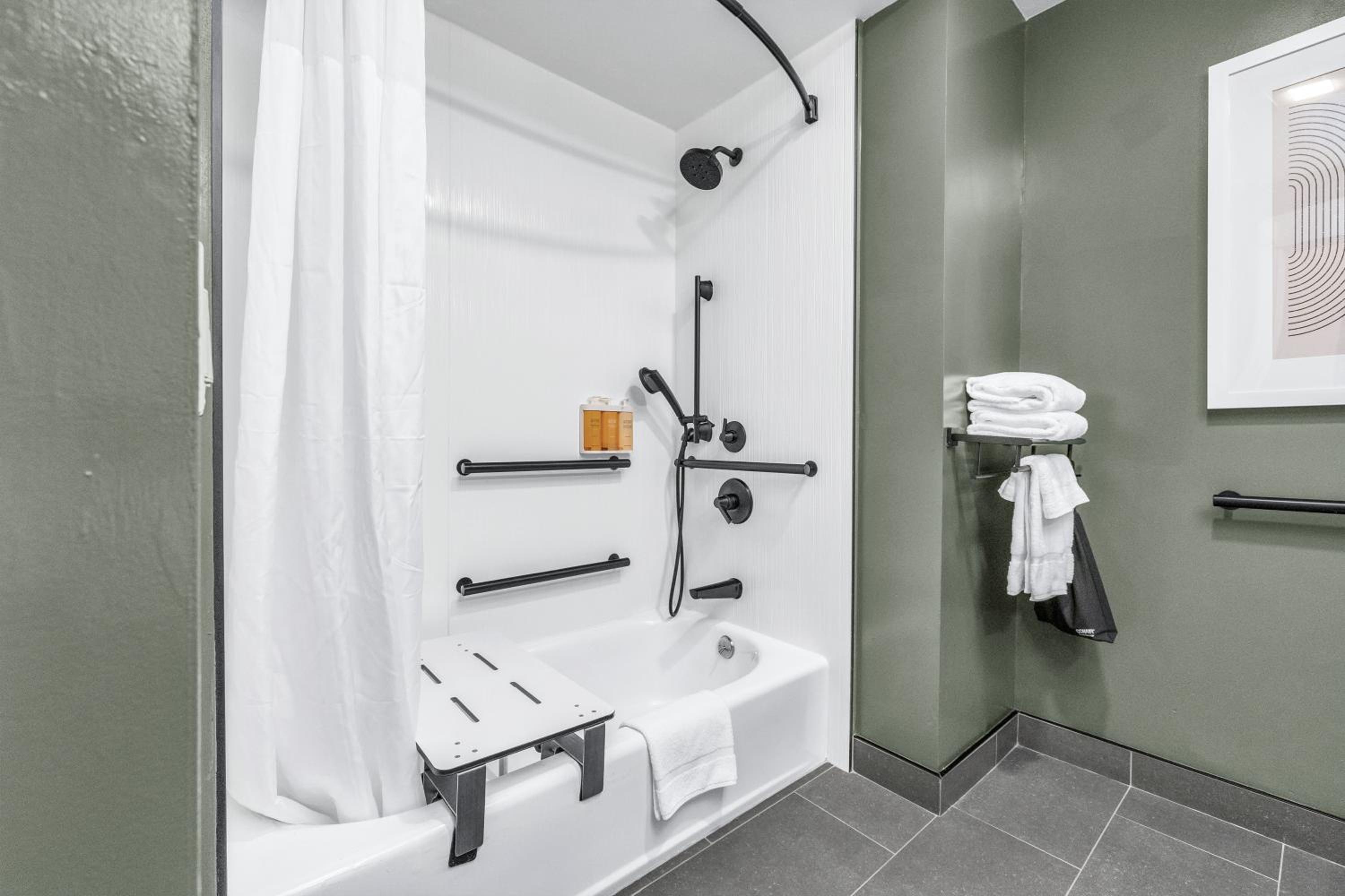 Queen Room - Disability Access - Photo 4