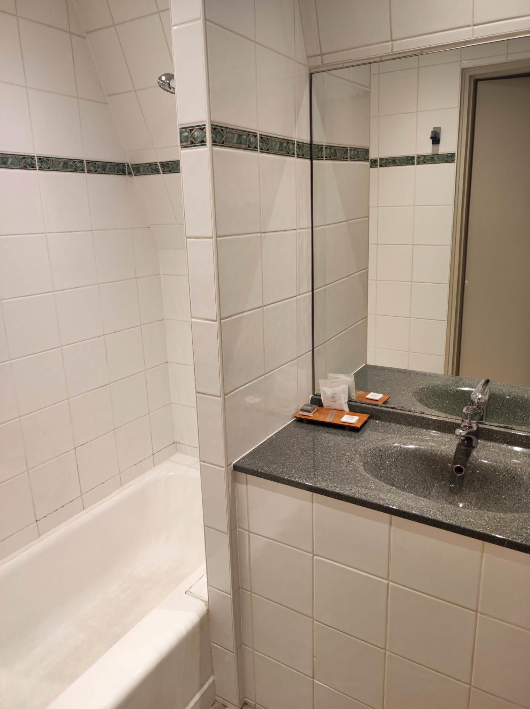 Superior Room with One Queen Bed and One Single Bed - Non-Smoking photo 3