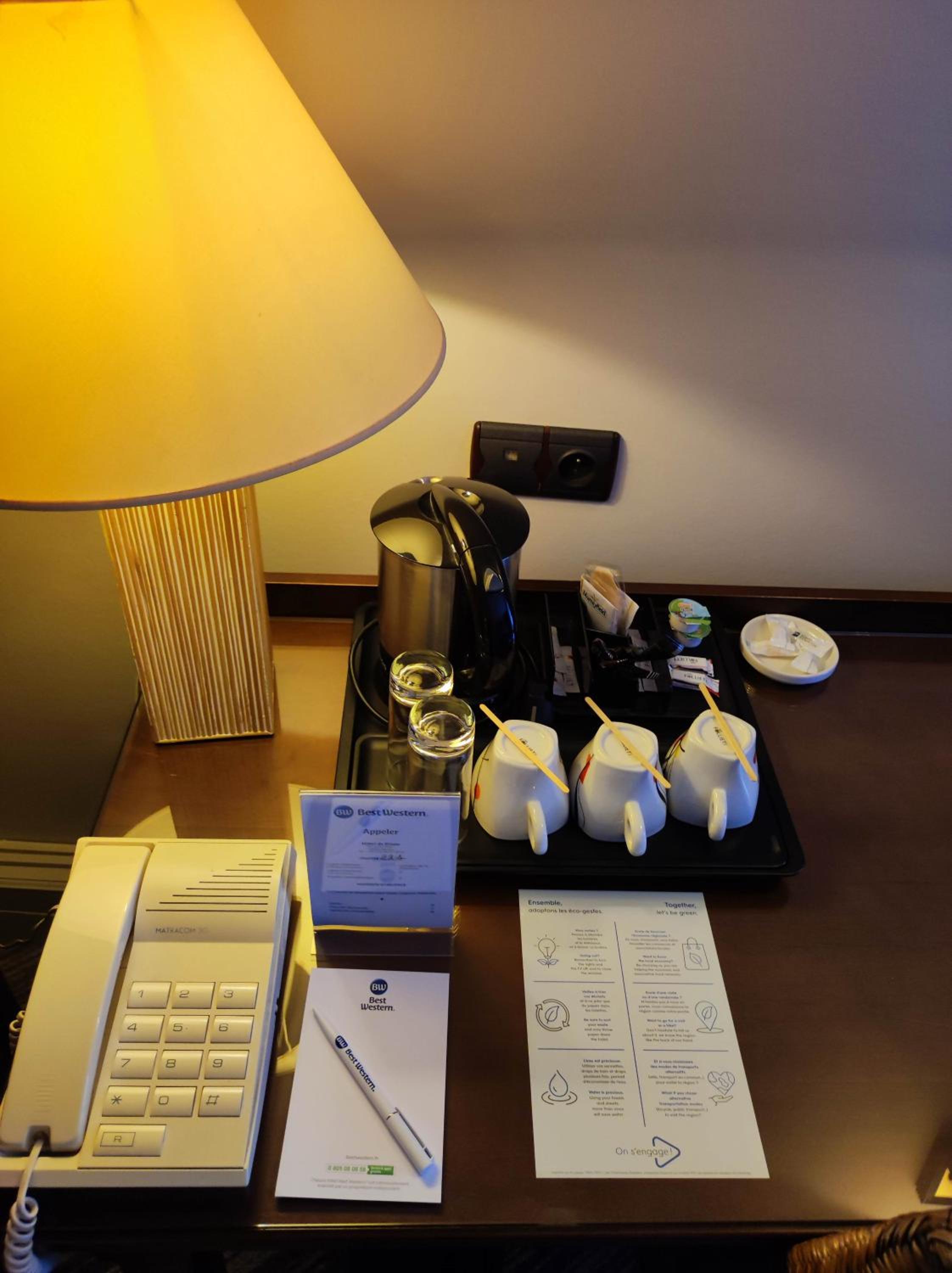 Superior Room with One Queen Bed and One Single Bed - Non-Smoking photo 2