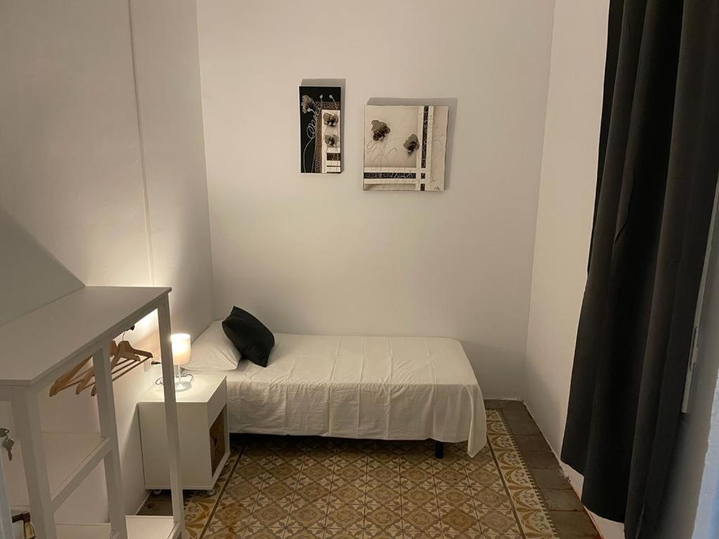 Single Room with Shared Bathroom photo 2