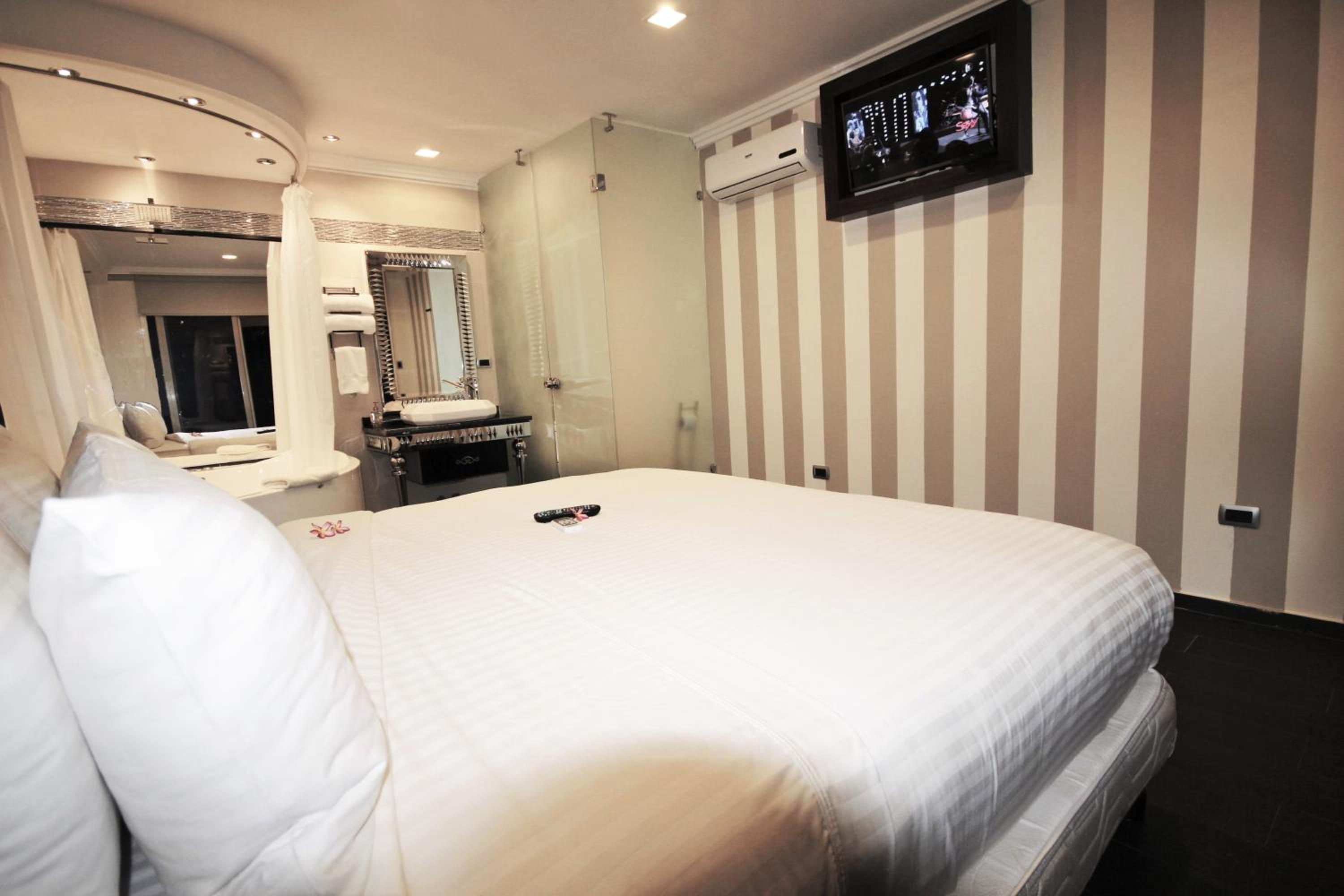 Deluxe Suite with Hot Tub photo 2