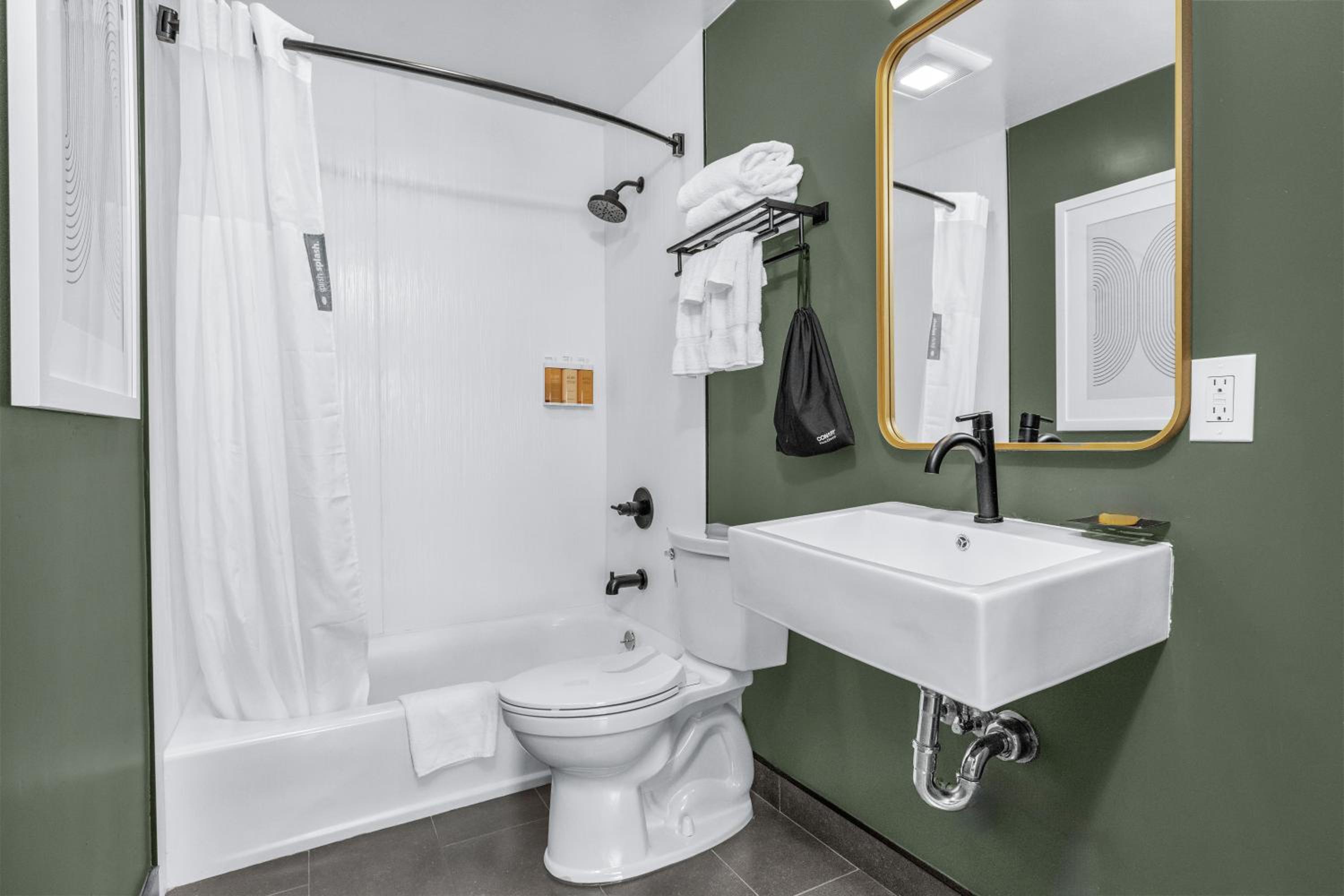Deluxe King Room - Photo 5
