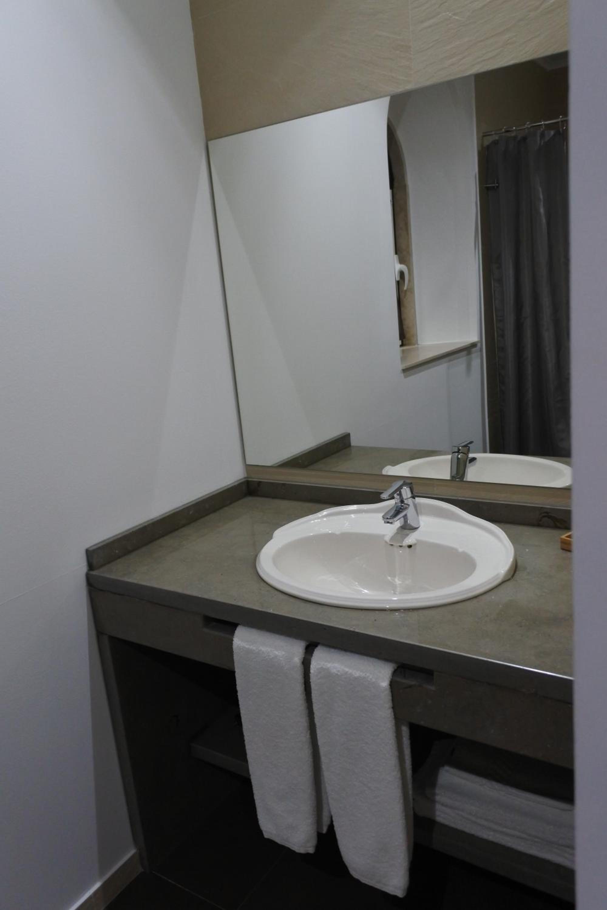 Double or Twin Room with Private Bathroom - Photo 9