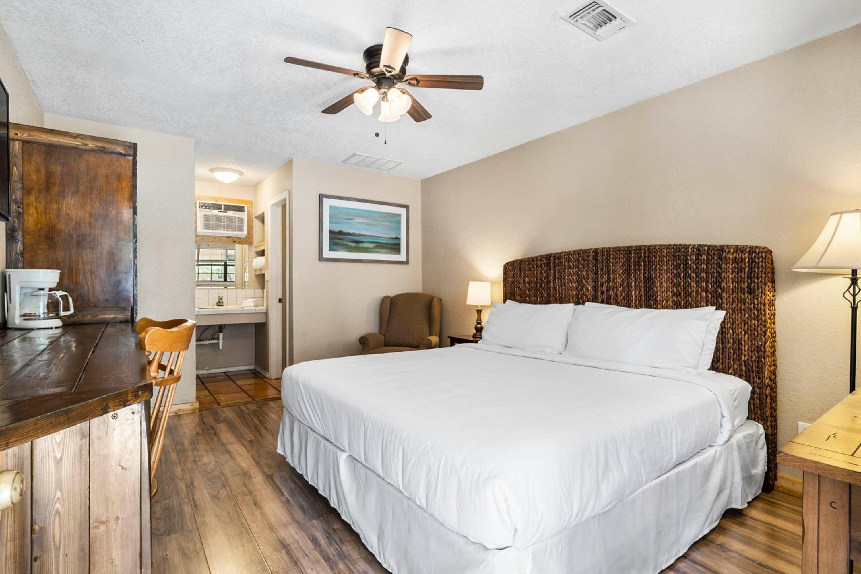 Standard King Room - Photo 1