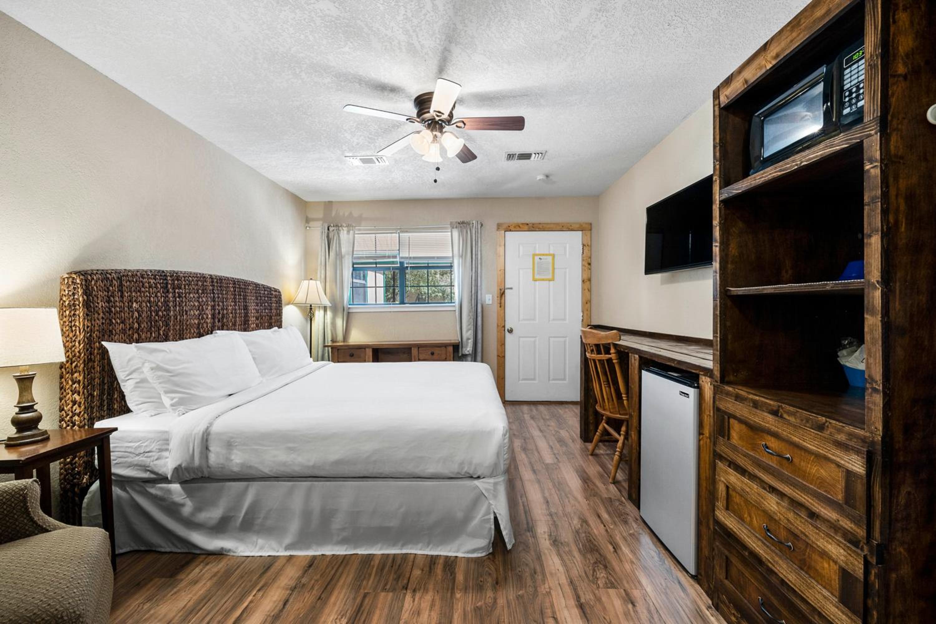Standard King Room - Photo 3