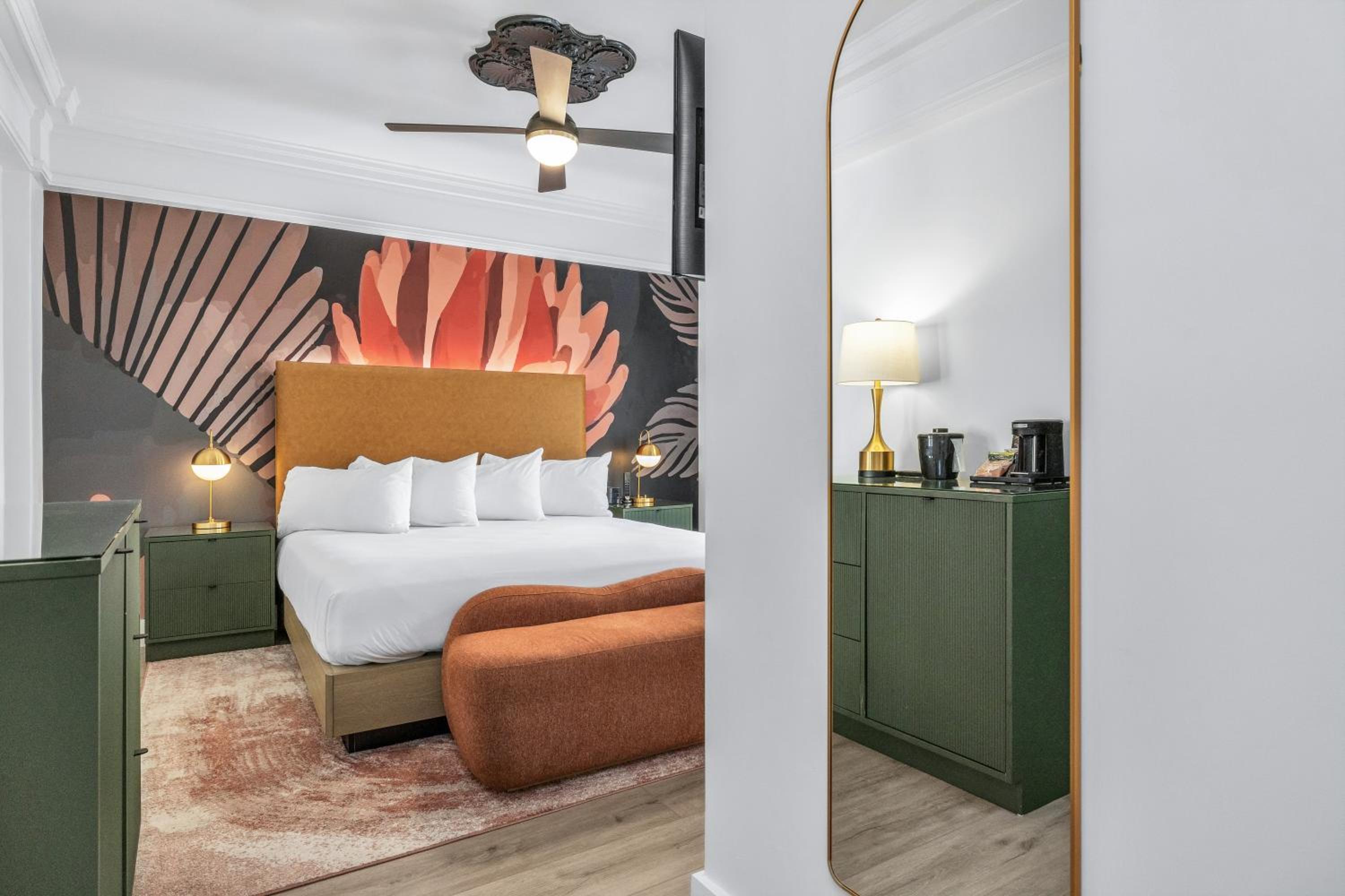 Deluxe King Room - Photo 2