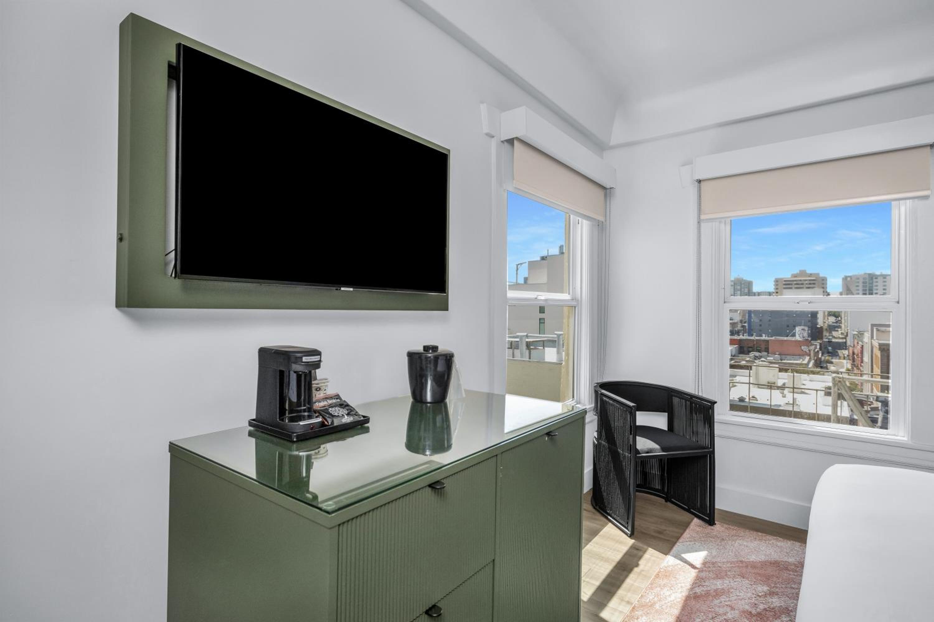 Deluxe King Room - Photo 7