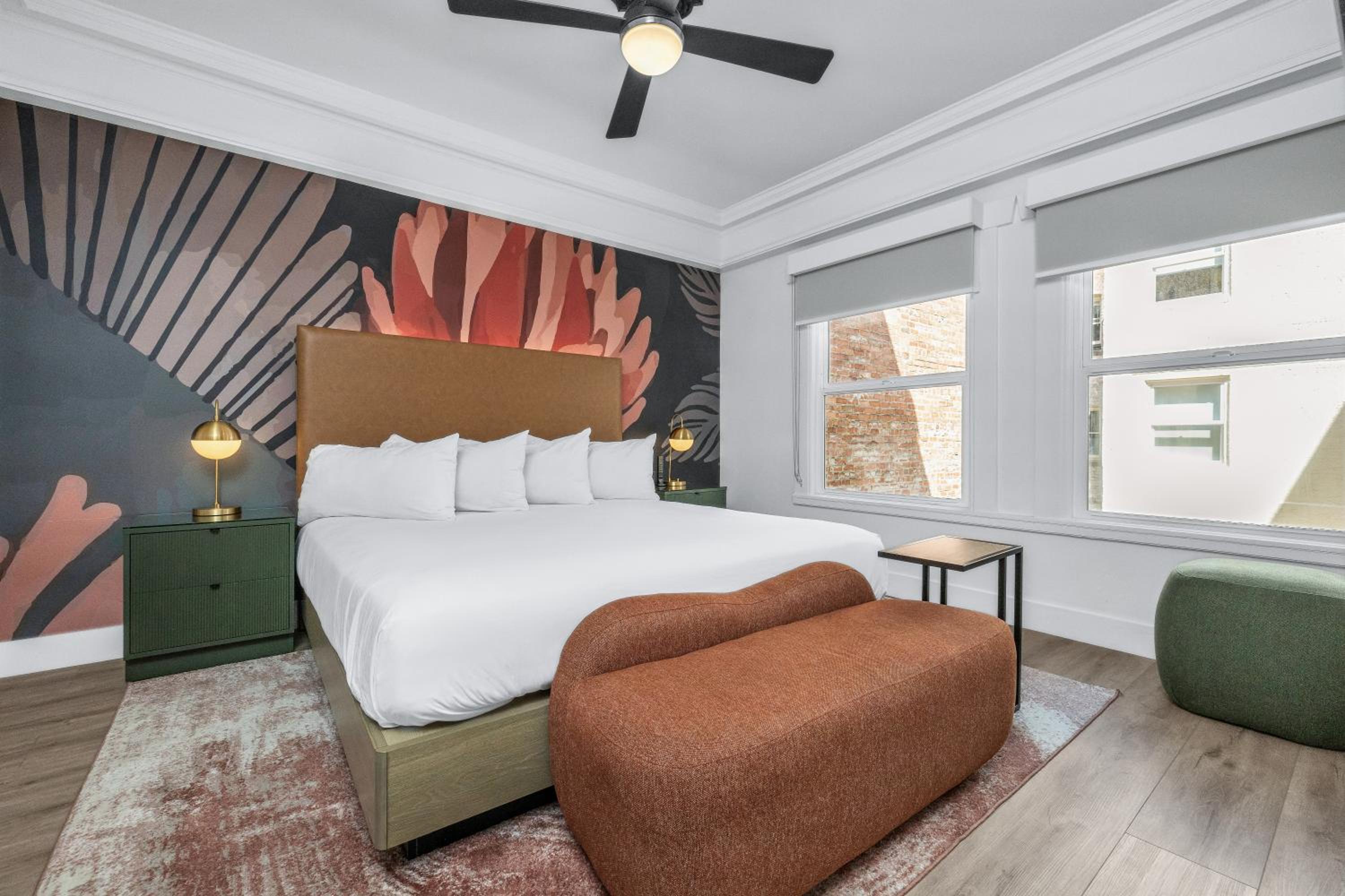 Deluxe King Room - Photo 8