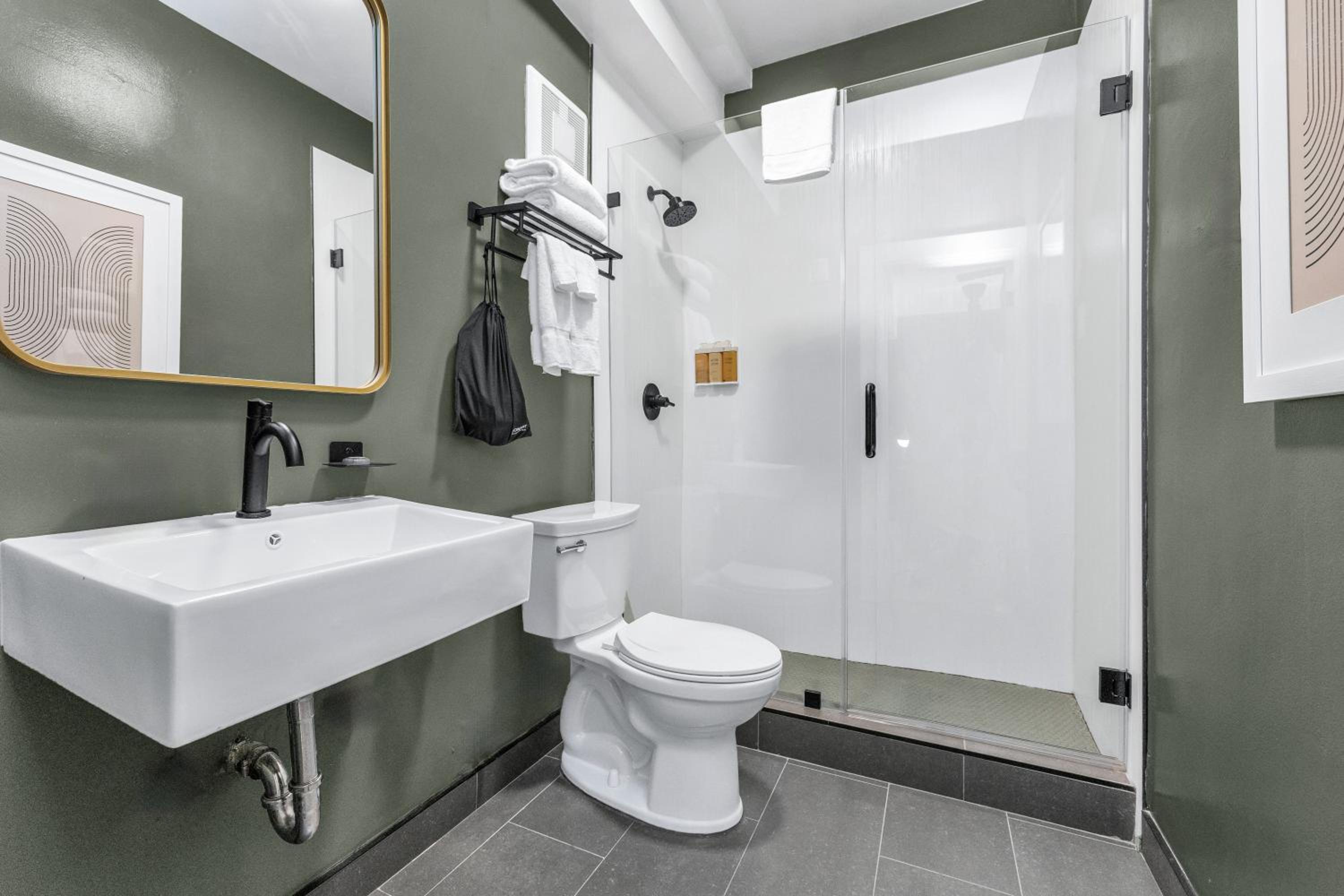 Deluxe King Room - Photo 11