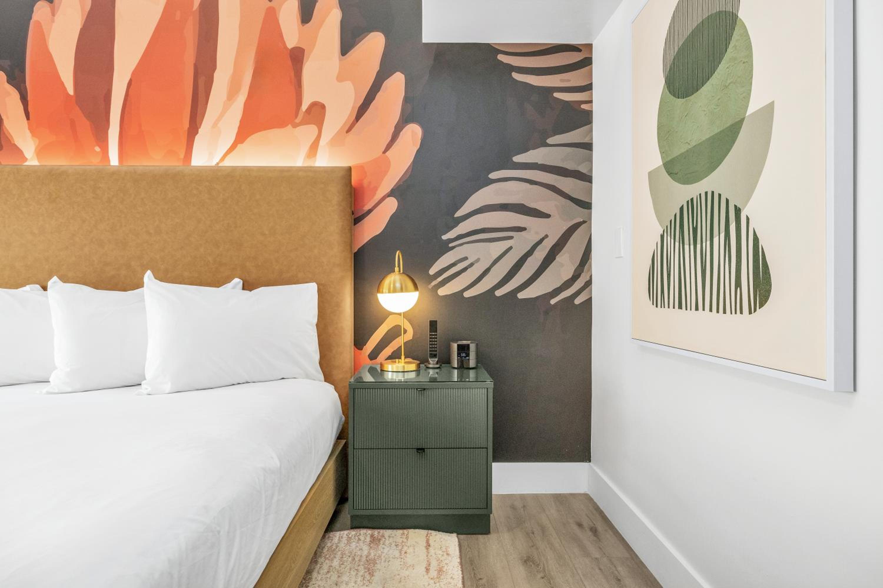 Deluxe King Room - Photo 9