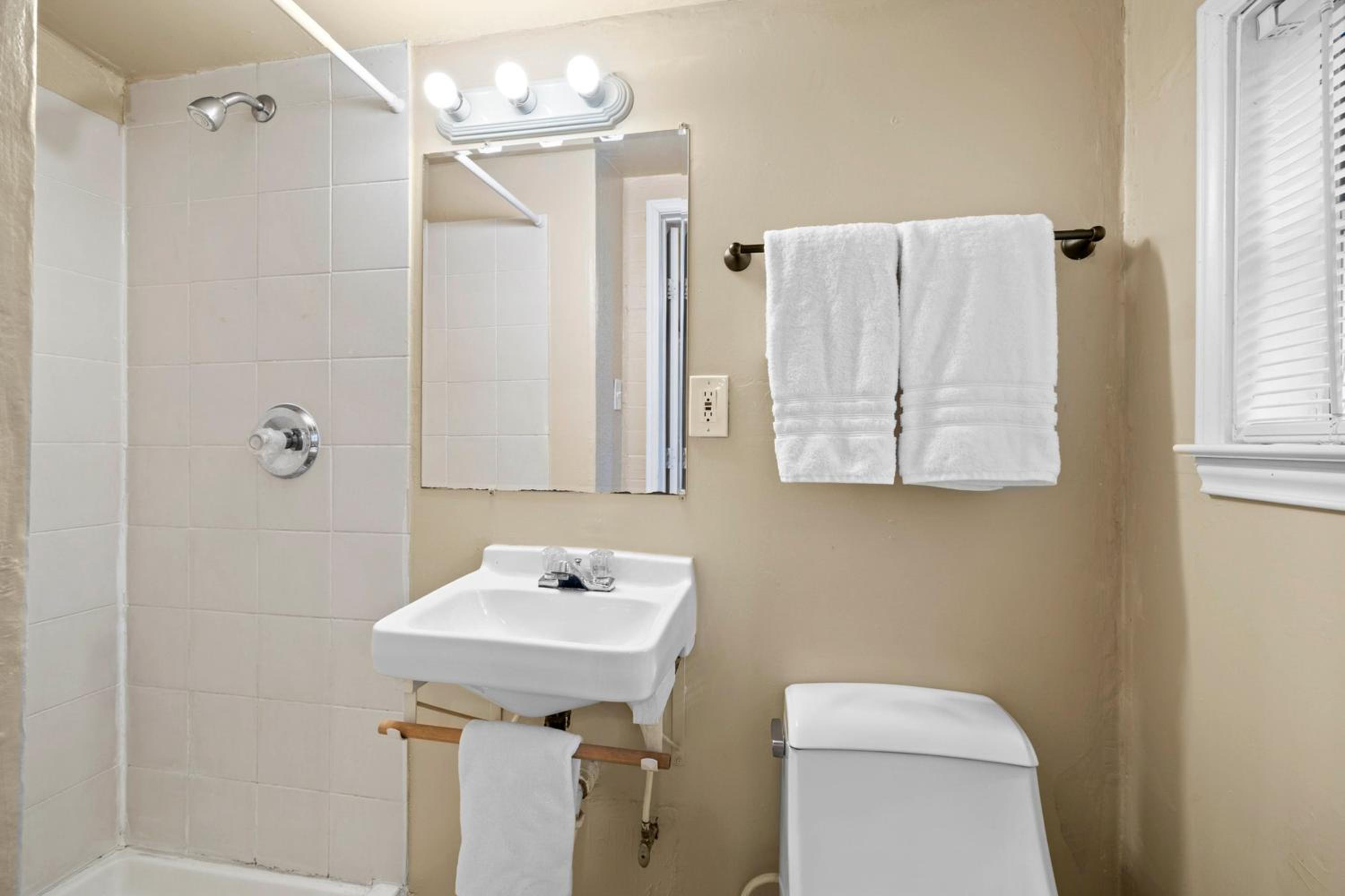 Two-Bedroom Suite - Photo 8