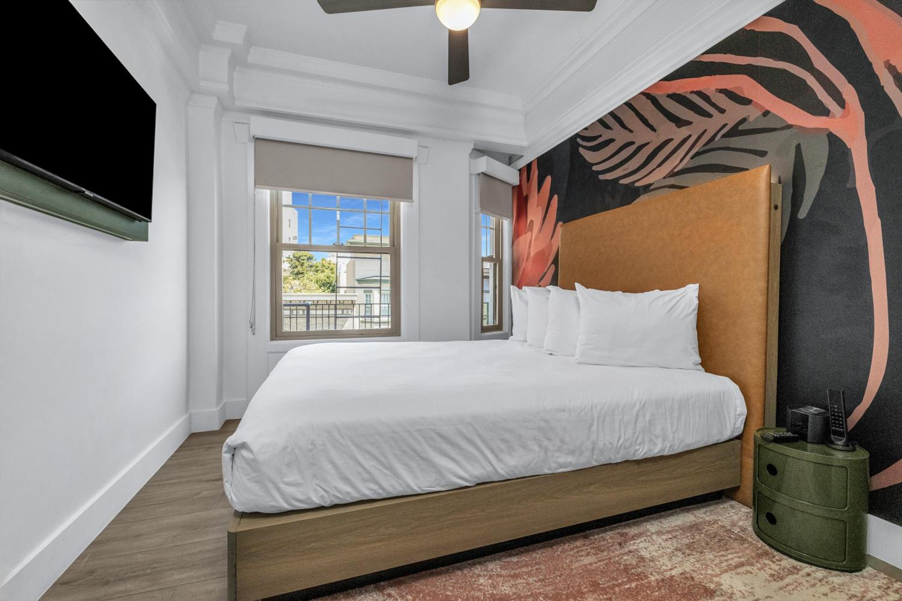 Deluxe Queen Room - Photo 6